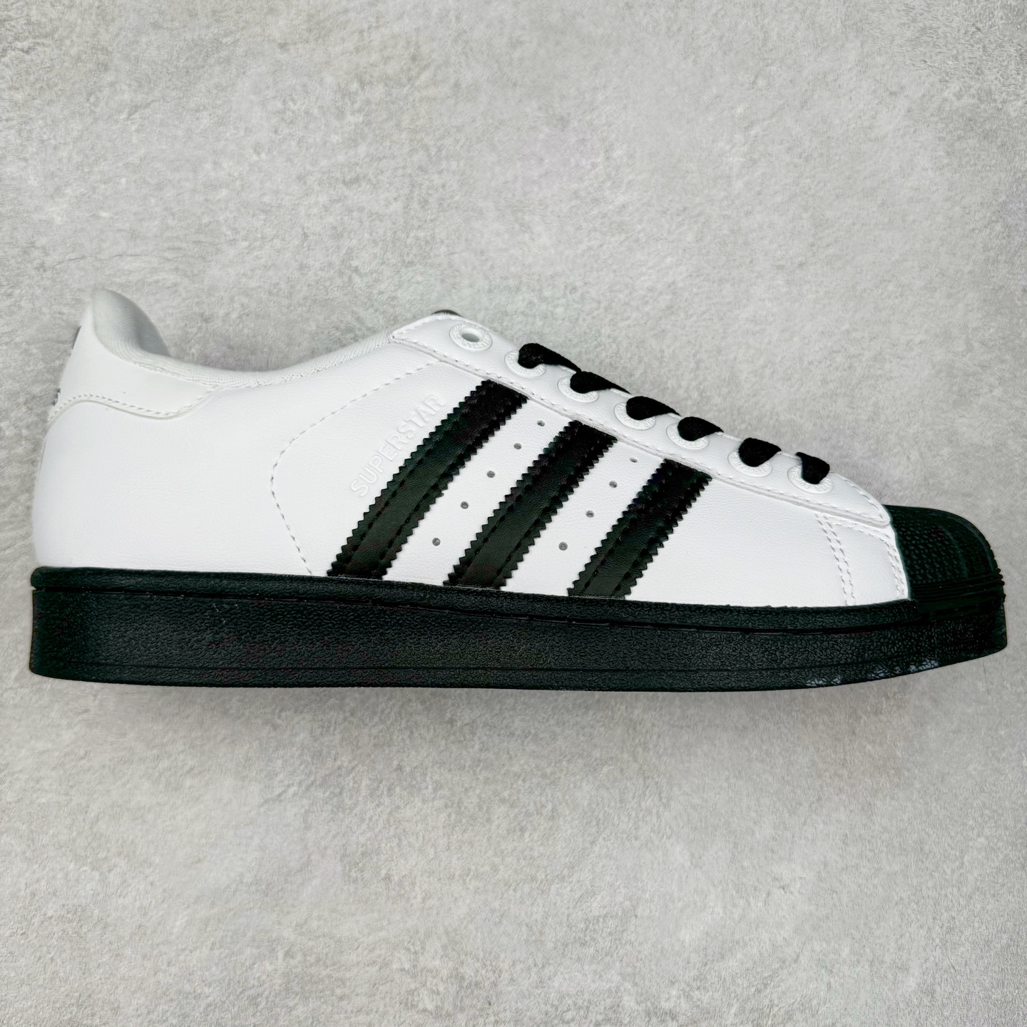 图片[12]-＃S1 AD Originals Superstar 经典复古贝壳头板鞋 诞生于1969年 是第一双将全皮面鞋 身与橡胶鞋头结合在一起的低帮篮球鞋 Superstar最开始 是作为高帮篮球鞋Pro Model的低帮版本而出现的 但因为其独特和醒目的橡胶鞋头造型而让大家熟知 被大家形象地称为\\\”shelltoe\\\”贝壳头 在70年代的美国职业篮球场上 接近3/4的NBA球员都将这双Superstar作为场上用鞋 80年代之后 经过不断的改良和发展 Superstar逐渐成为横跨时装、音乐、街头文化、休闲和运动等各大领域的时尚潮鞋 尺码：36 36.5 37 38 38.5 39 40 40.5 41 42 42.5 43 44 44.5 45-选品中心