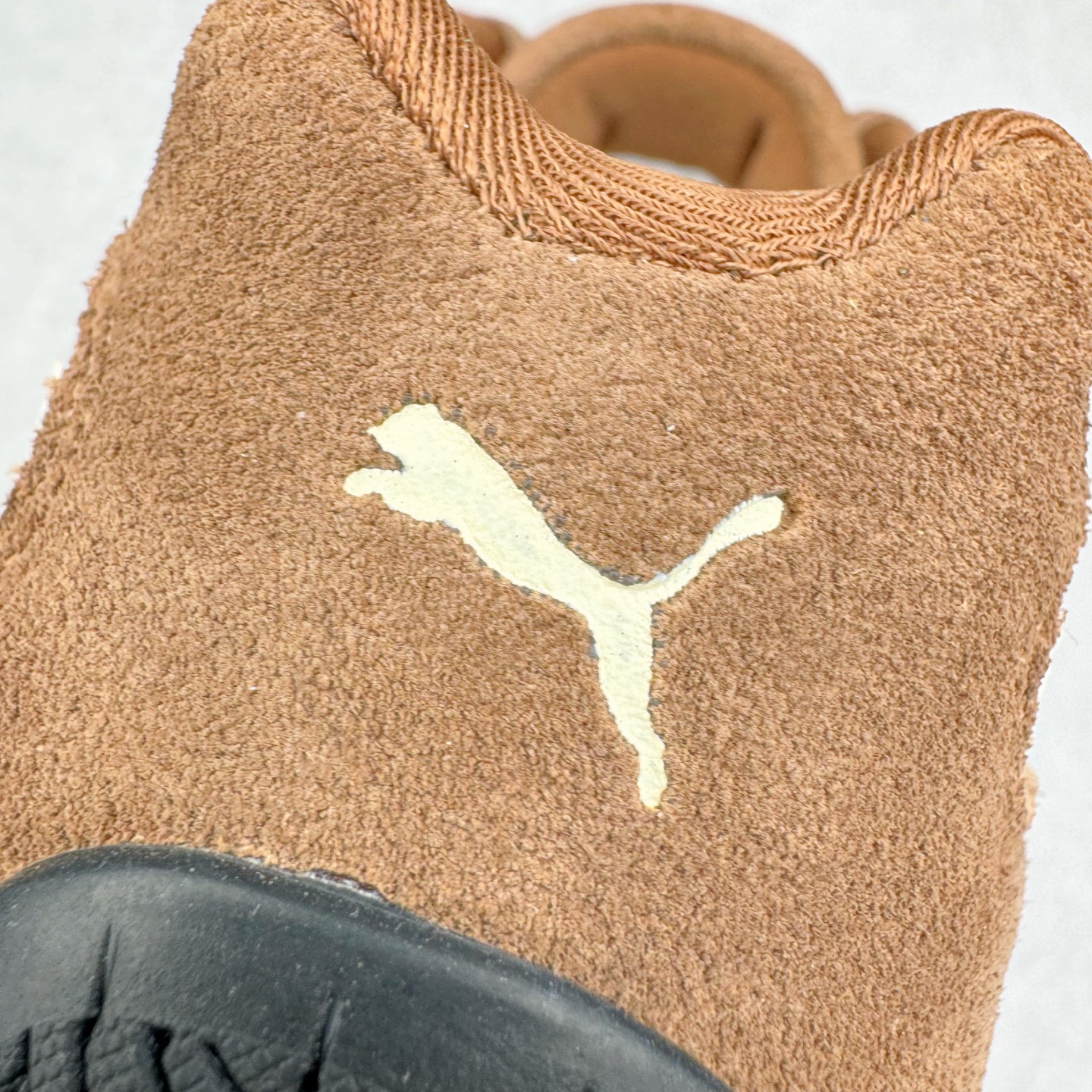 图片[16]-＃S2纯原 PUMA Speedca OG 彪马极速赛车系列低帮德训风拼接复古百搭休闲运动赛车鞋 鞋款从80、90年代赛车手所穿的防火赛车鞋为原型，鞋身线条模仿了赛车的流线廓形，体现了空气动力学原理的结构。简约流畅的外观，恰好又和贯穿其中的Formstrip Logo融合恰到好处，视觉上细节丰富且协调。本次Speedcat OG鞋款归来，最大看点自然式保留了窄版鞋型以及薄底构造。这两年各品牌鞋底越做越厚，Speedcat反其道而行之，上脚几乎无鞋底的效果带来耳目一新的视觉体验。鞋面依旧是以质感细腻的麂皮材质打造，并且大面积近乎全包裹的使用，复古味道也愈发浓烈。配色上更是将最原始的黑色和红色带回，向F1赛车队的标志性队服致敬。相信让各位一眼种草的更多是出挑的大红色，上脚即可瞬间点亮整体造型，在以球鞋为核心的OOTD中脱颖而出。而另一款黑色则是低调的万金油，彰显新潮个性的同时又不喧宾夺主，也是热爱简约系穿搭朋友的首选。 尺码：36 37 37.5 38 38.5 39 40 40.5 41 42 42.5 43 44 44.5 45 46-选品中心