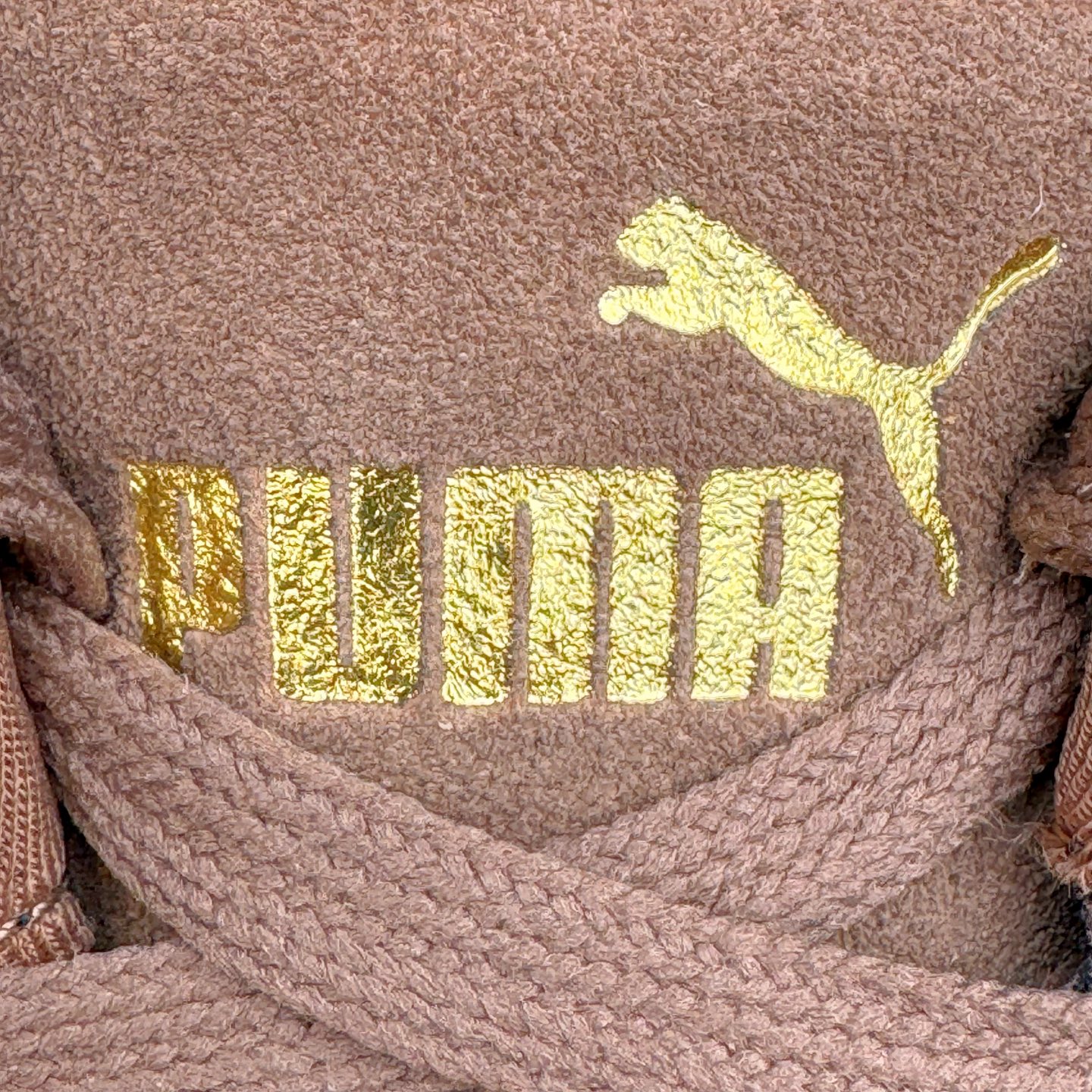 图片[13]-＃S2纯原 PUMA Speedca OG 彪马极速赛车系列低帮德训风拼接复古百搭休闲运动赛车鞋 鞋款从80、90年代赛车手所穿的防火赛车鞋为原型，鞋身线条模仿了赛车的流线廓形，体现了空气动力学原理的结构。简约流畅的外观，恰好又和贯穿其中的Formstrip Logo融合恰到好处，视觉上细节丰富且协调。本次Speedcat OG鞋款归来，最大看点自然式保留了窄版鞋型以及薄底构造。这两年各品牌鞋底越做越厚，Speedcat反其道而行之，上脚几乎无鞋底的效果带来耳目一新的视觉体验。鞋面依旧是以质感细腻的麂皮材质打造，并且大面积近乎全包裹的使用，复古味道也愈发浓烈。配色上更是将最原始的黑色和红色带回，向F1赛车队的标志性队服致敬。相信让各位一眼种草的更多是出挑的大红色，上脚即可瞬间点亮整体造型，在以球鞋为核心的OOTD中脱颖而出。而另一款黑色则是低调的万金油，彰显新潮个性的同时又不喧宾夺主，也是热爱简约系穿搭朋友的首选。 尺码：36 37 37.5 38 38.5 39 40 40.5 41 42 42.5 43 44 44.5 45 46-选品中心