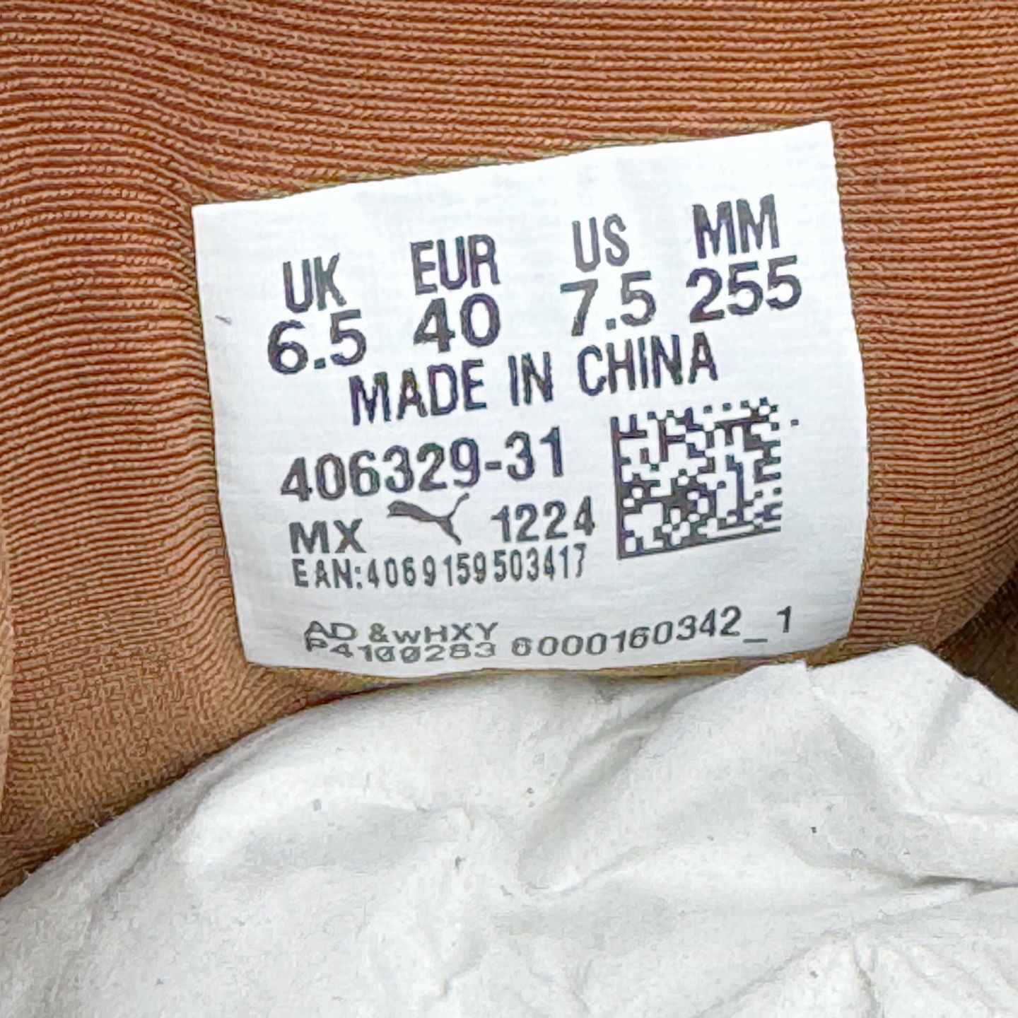 图片[12]-＃S2纯原 PUMA Speedca OG 彪马极速赛车系列低帮德训风拼接复古百搭休闲运动赛车鞋 鞋款从80、90年代赛车手所穿的防火赛车鞋为原型，鞋身线条模仿了赛车的流线廓形，体现了空气动力学原理的结构。简约流畅的外观，恰好又和贯穿其中的Formstrip Logo融合恰到好处，视觉上细节丰富且协调。本次Speedcat OG鞋款归来，最大看点自然式保留了窄版鞋型以及薄底构造。这两年各品牌鞋底越做越厚，Speedcat反其道而行之，上脚几乎无鞋底的效果带来耳目一新的视觉体验。鞋面依旧是以质感细腻的麂皮材质打造，并且大面积近乎全包裹的使用，复古味道也愈发浓烈。配色上更是将最原始的黑色和红色带回，向F1赛车队的标志性队服致敬。相信让各位一眼种草的更多是出挑的大红色，上脚即可瞬间点亮整体造型，在以球鞋为核心的OOTD中脱颖而出。而另一款黑色则是低调的万金油，彰显新潮个性的同时又不喧宾夺主，也是热爱简约系穿搭朋友的首选。 尺码：36 37 37.5 38 38.5 39 40 40.5 41 42 42.5 43 44 44.5 45 46-选品中心