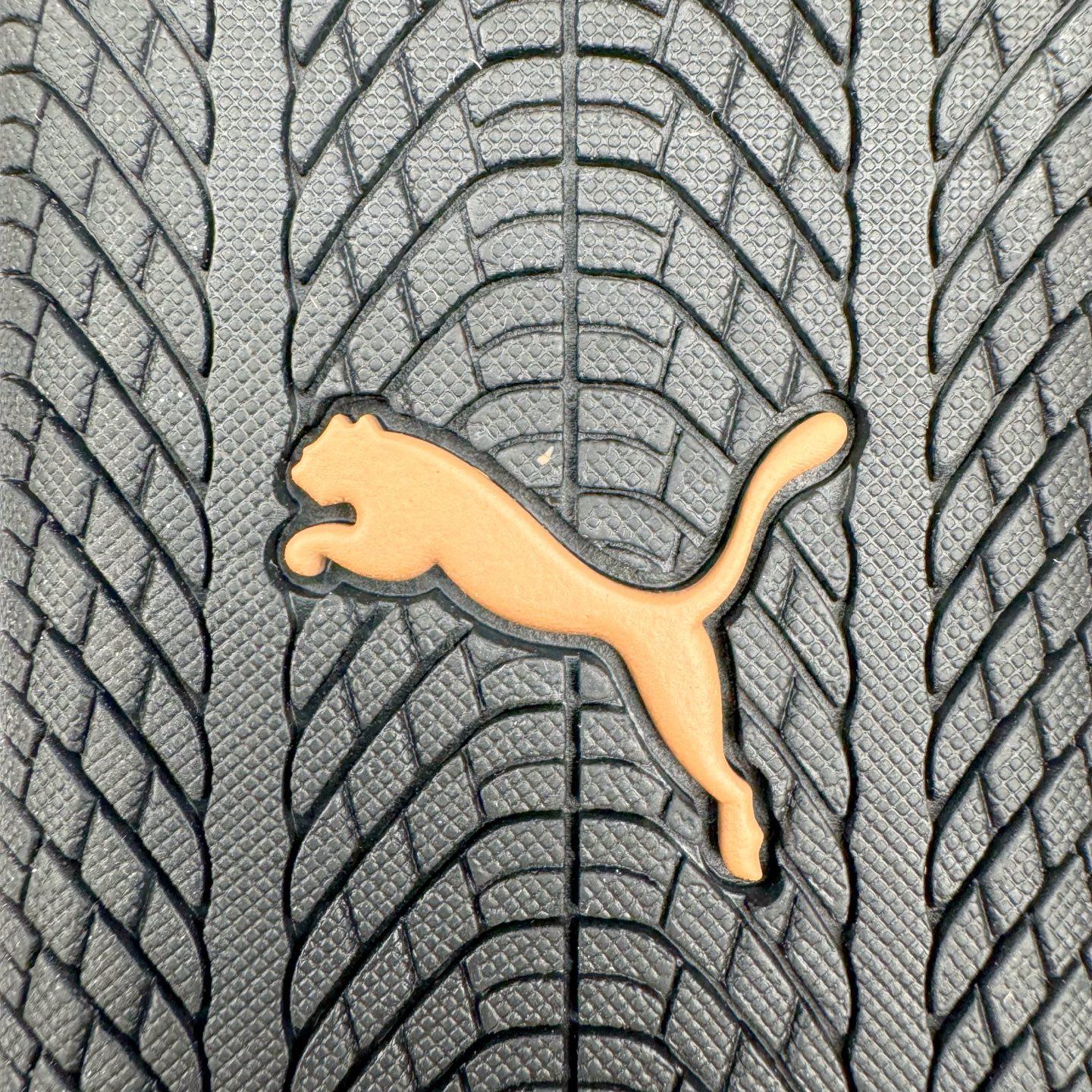 图片[19]-＃S2纯原 PUMA Speedca OG 彪马极速赛车系列低帮德训风拼接复古百搭休闲运动赛车鞋 鞋款从80、90年代赛车手所穿的防火赛车鞋为原型，鞋身线条模仿了赛车的流线廓形，体现了空气动力学原理的结构。简约流畅的外观，恰好又和贯穿其中的Formstrip Logo融合恰到好处，视觉上细节丰富且协调。本次Speedcat OG鞋款归来，最大看点自然式保留了窄版鞋型以及薄底构造。这两年各品牌鞋底越做越厚，Speedcat反其道而行之，上脚几乎无鞋底的效果带来耳目一新的视觉体验。鞋面依旧是以质感细腻的麂皮材质打造，并且大面积近乎全包裹的使用，复古味道也愈发浓烈。配色上更是将最原始的黑色和红色带回，向F1赛车队的标志性队服致敬。相信让各位一眼种草的更多是出挑的大红色，上脚即可瞬间点亮整体造型，在以球鞋为核心的OOTD中脱颖而出。而另一款黑色则是低调的万金油，彰显新潮个性的同时又不喧宾夺主，也是热爱简约系穿搭朋友的首选。 尺码：36 37 37.5 38 38.5 39 40 40.5 41 42 42.5 43 44 44.5 45 46-选品中心