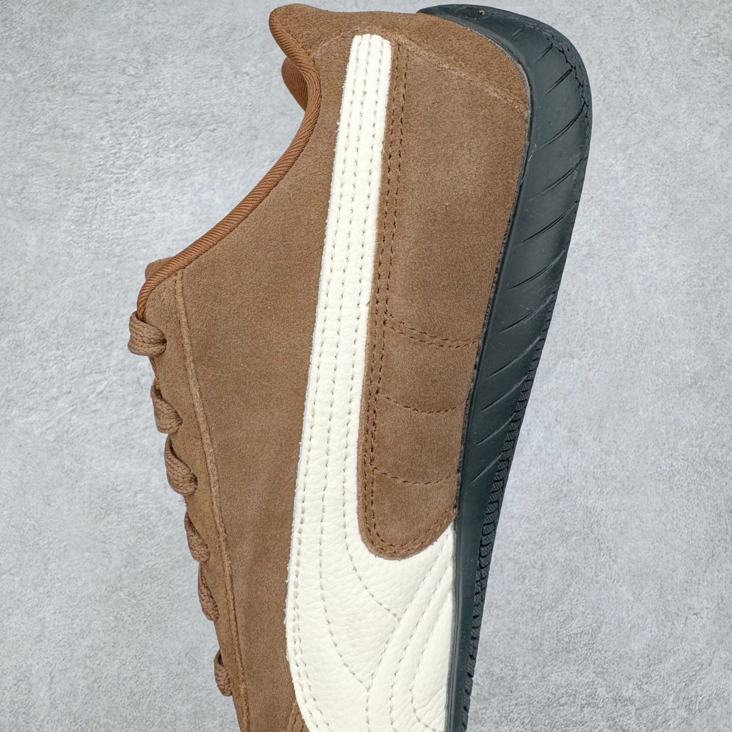 图片[7]-＃S2纯原 PUMA Speedca OG 彪马极速赛车系列低帮德训风拼接复古百搭休闲运动赛车鞋 鞋款从80、90年代赛车手所穿的防火赛车鞋为原型，鞋身线条模仿了赛车的流线廓形，体现了空气动力学原理的结构。简约流畅的外观，恰好又和贯穿其中的Formstrip Logo融合恰到好处，视觉上细节丰富且协调。本次Speedcat OG鞋款归来，最大看点自然式保留了窄版鞋型以及薄底构造。这两年各品牌鞋底越做越厚，Speedcat反其道而行之，上脚几乎无鞋底的效果带来耳目一新的视觉体验。鞋面依旧是以质感细腻的麂皮材质打造，并且大面积近乎全包裹的使用，复古味道也愈发浓烈。配色上更是将最原始的黑色和红色带回，向F1赛车队的标志性队服致敬。相信让各位一眼种草的更多是出挑的大红色，上脚即可瞬间点亮整体造型，在以球鞋为核心的OOTD中脱颖而出。而另一款黑色则是低调的万金油，彰显新潮个性的同时又不喧宾夺主，也是热爱简约系穿搭朋友的首选。 尺码：36 37 37.5 38 38.5 39 40 40.5 41 42 42.5 43 44 44.5 45 46-选品中心