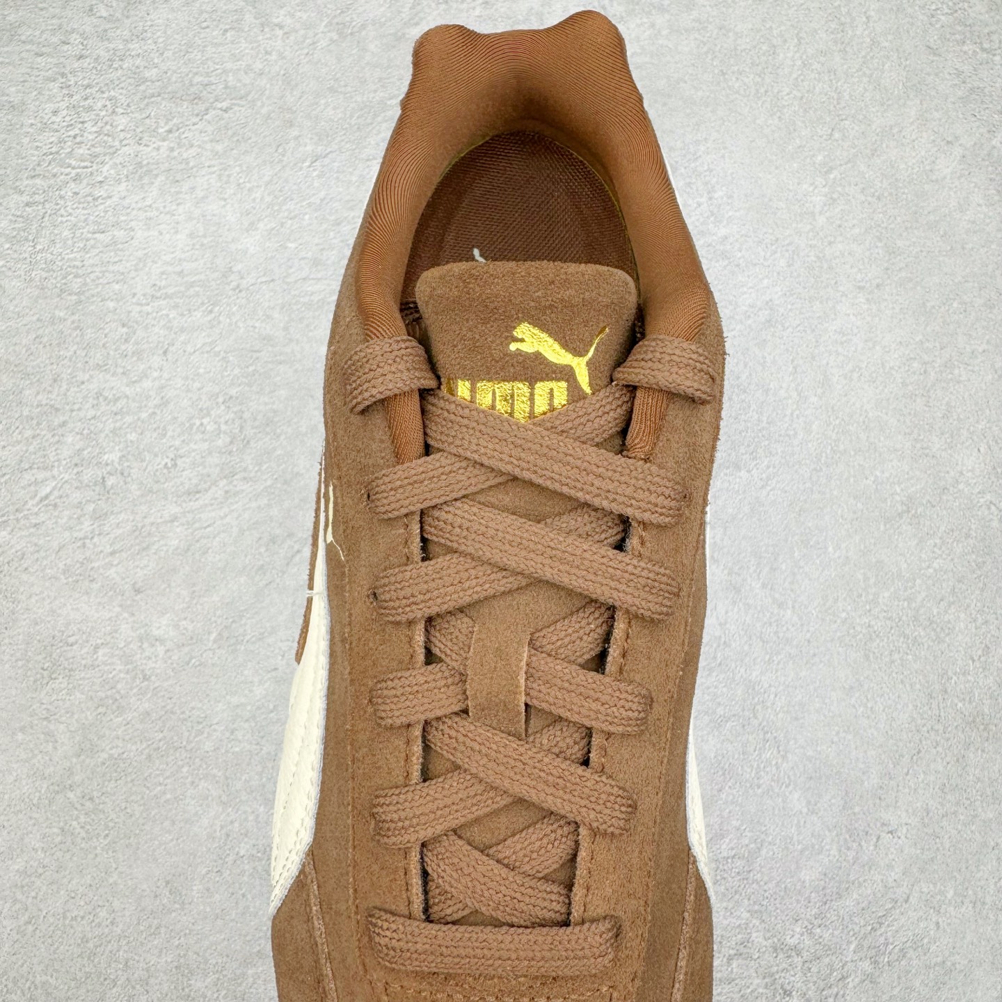 图片[5]-＃S2纯原 PUMA Speedca OG 彪马极速赛车系列低帮德训风拼接复古百搭休闲运动赛车鞋 鞋款从80、90年代赛车手所穿的防火赛车鞋为原型，鞋身线条模仿了赛车的流线廓形，体现了空气动力学原理的结构。简约流畅的外观，恰好又和贯穿其中的Formstrip Logo融合恰到好处，视觉上细节丰富且协调。本次Speedcat OG鞋款归来，最大看点自然式保留了窄版鞋型以及薄底构造。这两年各品牌鞋底越做越厚，Speedcat反其道而行之，上脚几乎无鞋底的效果带来耳目一新的视觉体验。鞋面依旧是以质感细腻的麂皮材质打造，并且大面积近乎全包裹的使用，复古味道也愈发浓烈。配色上更是将最原始的黑色和红色带回，向F1赛车队的标志性队服致敬。相信让各位一眼种草的更多是出挑的大红色，上脚即可瞬间点亮整体造型，在以球鞋为核心的OOTD中脱颖而出。而另一款黑色则是低调的万金油，彰显新潮个性的同时又不喧宾夺主，也是热爱简约系穿搭朋友的首选。 尺码：36 37 37.5 38 38.5 39 40 40.5 41 42 42.5 43 44 44.5 45 46-选品中心