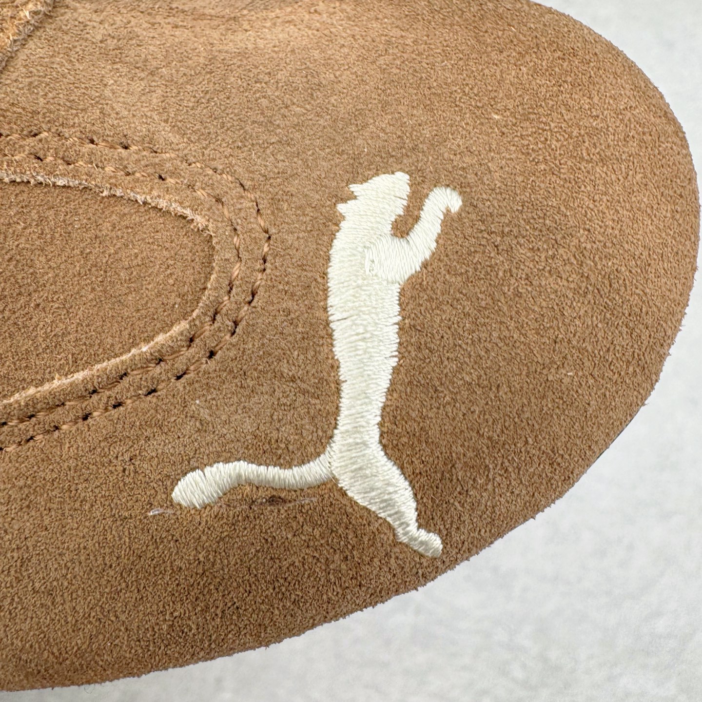 图片[14]-＃S2纯原 PUMA Speedca OG 彪马极速赛车系列低帮德训风拼接复古百搭休闲运动赛车鞋 鞋款从80、90年代赛车手所穿的防火赛车鞋为原型，鞋身线条模仿了赛车的流线廓形，体现了空气动力学原理的结构。简约流畅的外观，恰好又和贯穿其中的Formstrip Logo融合恰到好处，视觉上细节丰富且协调。本次Speedcat OG鞋款归来，最大看点自然式保留了窄版鞋型以及薄底构造。这两年各品牌鞋底越做越厚，Speedcat反其道而行之，上脚几乎无鞋底的效果带来耳目一新的视觉体验。鞋面依旧是以质感细腻的麂皮材质打造，并且大面积近乎全包裹的使用，复古味道也愈发浓烈。配色上更是将最原始的黑色和红色带回，向F1赛车队的标志性队服致敬。相信让各位一眼种草的更多是出挑的大红色，上脚即可瞬间点亮整体造型，在以球鞋为核心的OOTD中脱颖而出。而另一款黑色则是低调的万金油，彰显新潮个性的同时又不喧宾夺主，也是热爱简约系穿搭朋友的首选。 尺码：36 37 37.5 38 38.5 39 40 40.5 41 42 42.5 43 44 44.5 45 46-选品中心