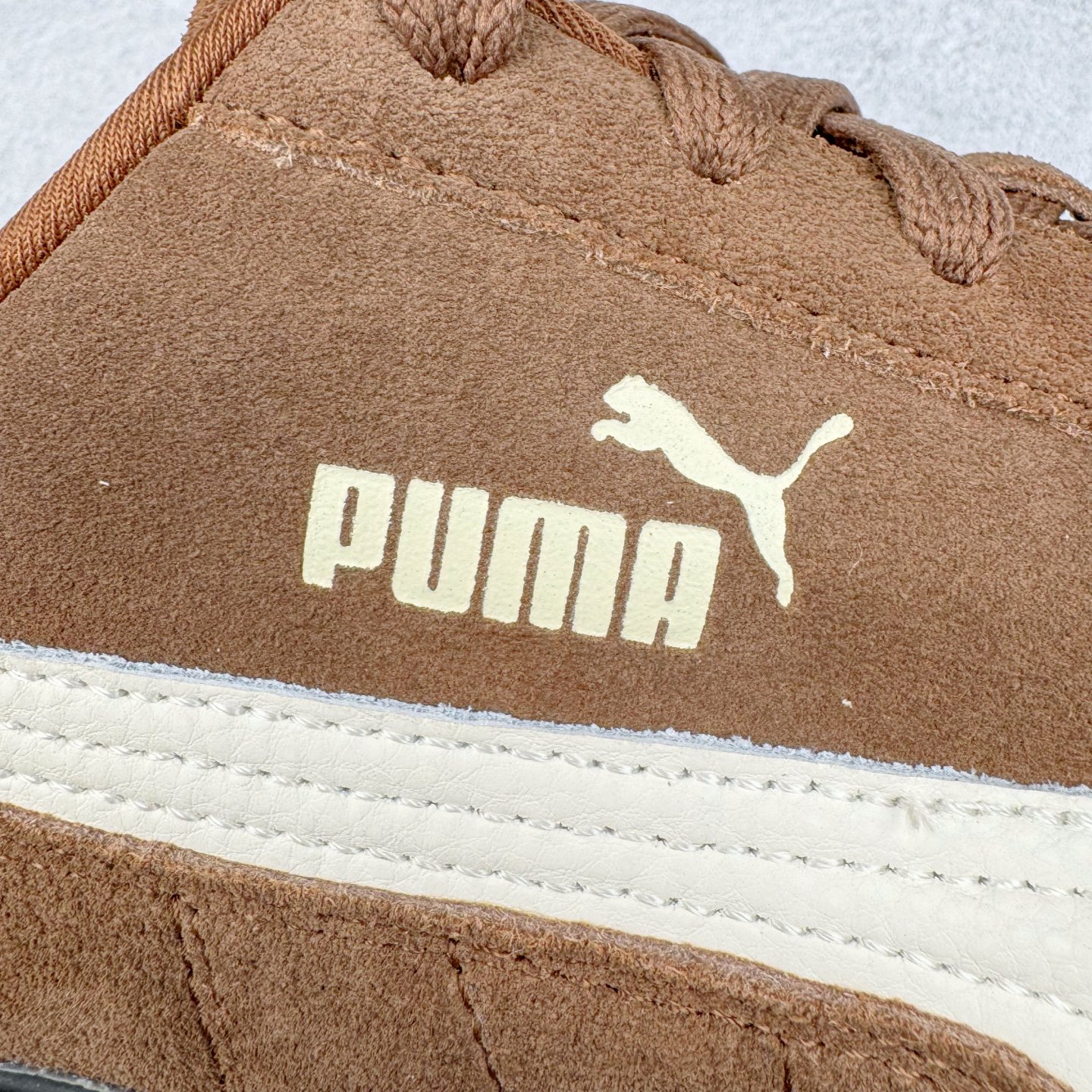 图片[17]-＃S2纯原 PUMA Speedca OG 彪马极速赛车系列低帮德训风拼接复古百搭休闲运动赛车鞋 鞋款从80、90年代赛车手所穿的防火赛车鞋为原型，鞋身线条模仿了赛车的流线廓形，体现了空气动力学原理的结构。简约流畅的外观，恰好又和贯穿其中的Formstrip Logo融合恰到好处，视觉上细节丰富且协调。本次Speedcat OG鞋款归来，最大看点自然式保留了窄版鞋型以及薄底构造。这两年各品牌鞋底越做越厚，Speedcat反其道而行之，上脚几乎无鞋底的效果带来耳目一新的视觉体验。鞋面依旧是以质感细腻的麂皮材质打造，并且大面积近乎全包裹的使用，复古味道也愈发浓烈。配色上更是将最原始的黑色和红色带回，向F1赛车队的标志性队服致敬。相信让各位一眼种草的更多是出挑的大红色，上脚即可瞬间点亮整体造型，在以球鞋为核心的OOTD中脱颖而出。而另一款黑色则是低调的万金油，彰显新潮个性的同时又不喧宾夺主，也是热爱简约系穿搭朋友的首选。 尺码：36 37 37.5 38 38.5 39 40 40.5 41 42 42.5 43 44 44.5 45 46-选品中心