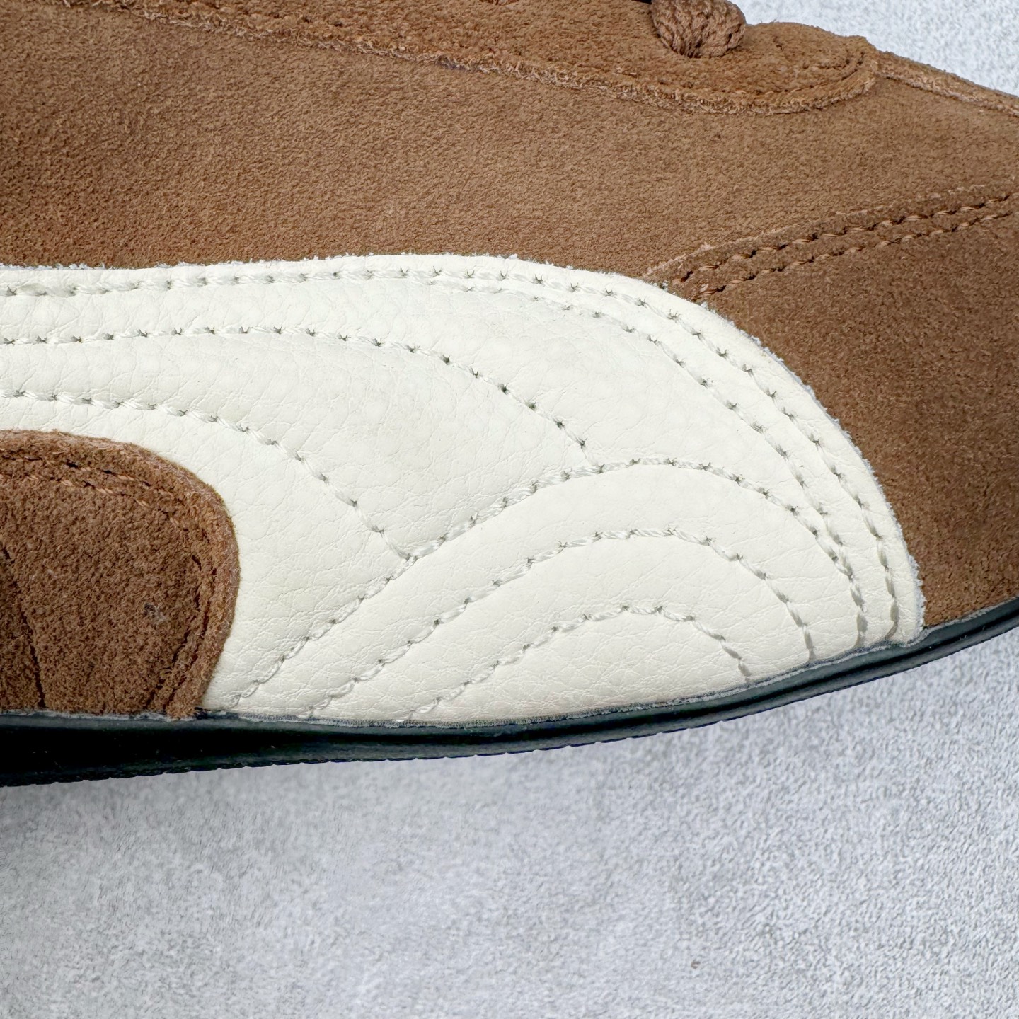 图片[18]-＃S2纯原 PUMA Speedca OG 彪马极速赛车系列低帮德训风拼接复古百搭休闲运动赛车鞋 鞋款从80、90年代赛车手所穿的防火赛车鞋为原型，鞋身线条模仿了赛车的流线廓形，体现了空气动力学原理的结构。简约流畅的外观，恰好又和贯穿其中的Formstrip Logo融合恰到好处，视觉上细节丰富且协调。本次Speedcat OG鞋款归来，最大看点自然式保留了窄版鞋型以及薄底构造。这两年各品牌鞋底越做越厚，Speedcat反其道而行之，上脚几乎无鞋底的效果带来耳目一新的视觉体验。鞋面依旧是以质感细腻的麂皮材质打造，并且大面积近乎全包裹的使用，复古味道也愈发浓烈。配色上更是将最原始的黑色和红色带回，向F1赛车队的标志性队服致敬。相信让各位一眼种草的更多是出挑的大红色，上脚即可瞬间点亮整体造型，在以球鞋为核心的OOTD中脱颖而出。而另一款黑色则是低调的万金油，彰显新潮个性的同时又不喧宾夺主，也是热爱简约系穿搭朋友的首选。 尺码：36 37 37.5 38 38.5 39 40 40.5 41 42 42.5 43 44 44.5 45 46-选品中心