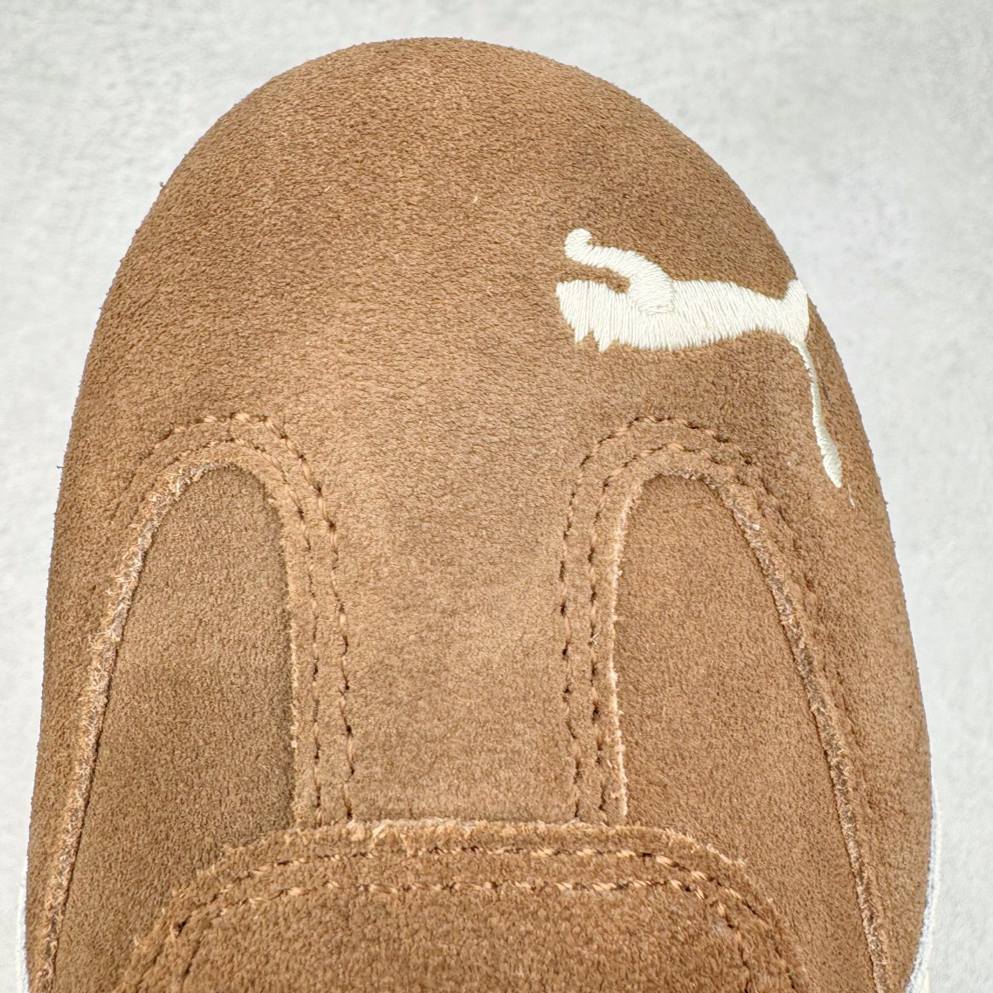 图片[15]-＃S2纯原 PUMA Speedca OG 彪马极速赛车系列低帮德训风拼接复古百搭休闲运动赛车鞋 鞋款从80、90年代赛车手所穿的防火赛车鞋为原型，鞋身线条模仿了赛车的流线廓形，体现了空气动力学原理的结构。简约流畅的外观，恰好又和贯穿其中的Formstrip Logo融合恰到好处，视觉上细节丰富且协调。本次Speedcat OG鞋款归来，最大看点自然式保留了窄版鞋型以及薄底构造。这两年各品牌鞋底越做越厚，Speedcat反其道而行之，上脚几乎无鞋底的效果带来耳目一新的视觉体验。鞋面依旧是以质感细腻的麂皮材质打造，并且大面积近乎全包裹的使用，复古味道也愈发浓烈。配色上更是将最原始的黑色和红色带回，向F1赛车队的标志性队服致敬。相信让各位一眼种草的更多是出挑的大红色，上脚即可瞬间点亮整体造型，在以球鞋为核心的OOTD中脱颖而出。而另一款黑色则是低调的万金油，彰显新潮个性的同时又不喧宾夺主，也是热爱简约系穿搭朋友的首选。 尺码：36 37 37.5 38 38.5 39 40 40.5 41 42 42.5 43 44 44.5 45 46-选品中心