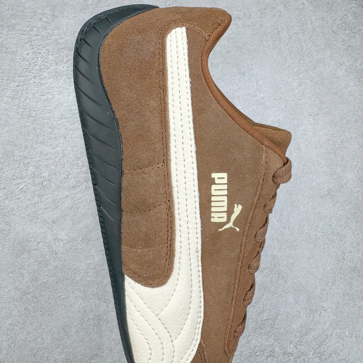 图片[6]-＃S2纯原 PUMA Speedca OG 彪马极速赛车系列低帮德训风拼接复古百搭休闲运动赛车鞋 鞋款从80、90年代赛车手所穿的防火赛车鞋为原型，鞋身线条模仿了赛车的流线廓形，体现了空气动力学原理的结构。简约流畅的外观，恰好又和贯穿其中的Formstrip Logo融合恰到好处，视觉上细节丰富且协调。本次Speedcat OG鞋款归来，最大看点自然式保留了窄版鞋型以及薄底构造。这两年各品牌鞋底越做越厚，Speedcat反其道而行之，上脚几乎无鞋底的效果带来耳目一新的视觉体验。鞋面依旧是以质感细腻的麂皮材质打造，并且大面积近乎全包裹的使用，复古味道也愈发浓烈。配色上更是将最原始的黑色和红色带回，向F1赛车队的标志性队服致敬。相信让各位一眼种草的更多是出挑的大红色，上脚即可瞬间点亮整体造型，在以球鞋为核心的OOTD中脱颖而出。而另一款黑色则是低调的万金油，彰显新潮个性的同时又不喧宾夺主，也是热爱简约系穿搭朋友的首选。 尺码：36 37 37.5 38 38.5 39 40 40.5 41 42 42.5 43 44 44.5 45 46-选品中心