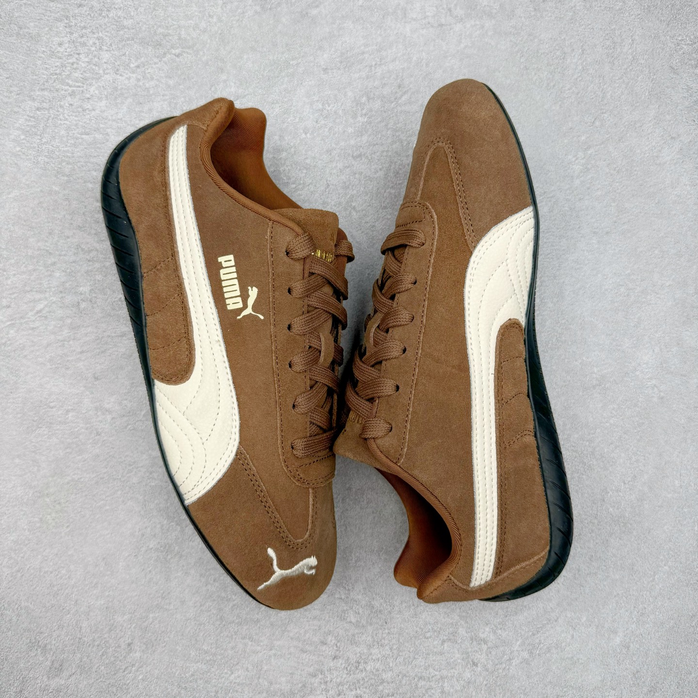 图片[3]-＃S2纯原 PUMA Speedca OG 彪马极速赛车系列低帮德训风拼接复古百搭休闲运动赛车鞋 鞋款从80、90年代赛车手所穿的防火赛车鞋为原型，鞋身线条模仿了赛车的流线廓形，体现了空气动力学原理的结构。简约流畅的外观，恰好又和贯穿其中的Formstrip Logo融合恰到好处，视觉上细节丰富且协调。本次Speedcat OG鞋款归来，最大看点自然式保留了窄版鞋型以及薄底构造。这两年各品牌鞋底越做越厚，Speedcat反其道而行之，上脚几乎无鞋底的效果带来耳目一新的视觉体验。鞋面依旧是以质感细腻的麂皮材质打造，并且大面积近乎全包裹的使用，复古味道也愈发浓烈。配色上更是将最原始的黑色和红色带回，向F1赛车队的标志性队服致敬。相信让各位一眼种草的更多是出挑的大红色，上脚即可瞬间点亮整体造型，在以球鞋为核心的OOTD中脱颖而出。而另一款黑色则是低调的万金油，彰显新潮个性的同时又不喧宾夺主，也是热爱简约系穿搭朋友的首选。 尺码：36 37 37.5 38 38.5 39 40 40.5 41 42 42.5 43 44 44.5 45 46-选品中心