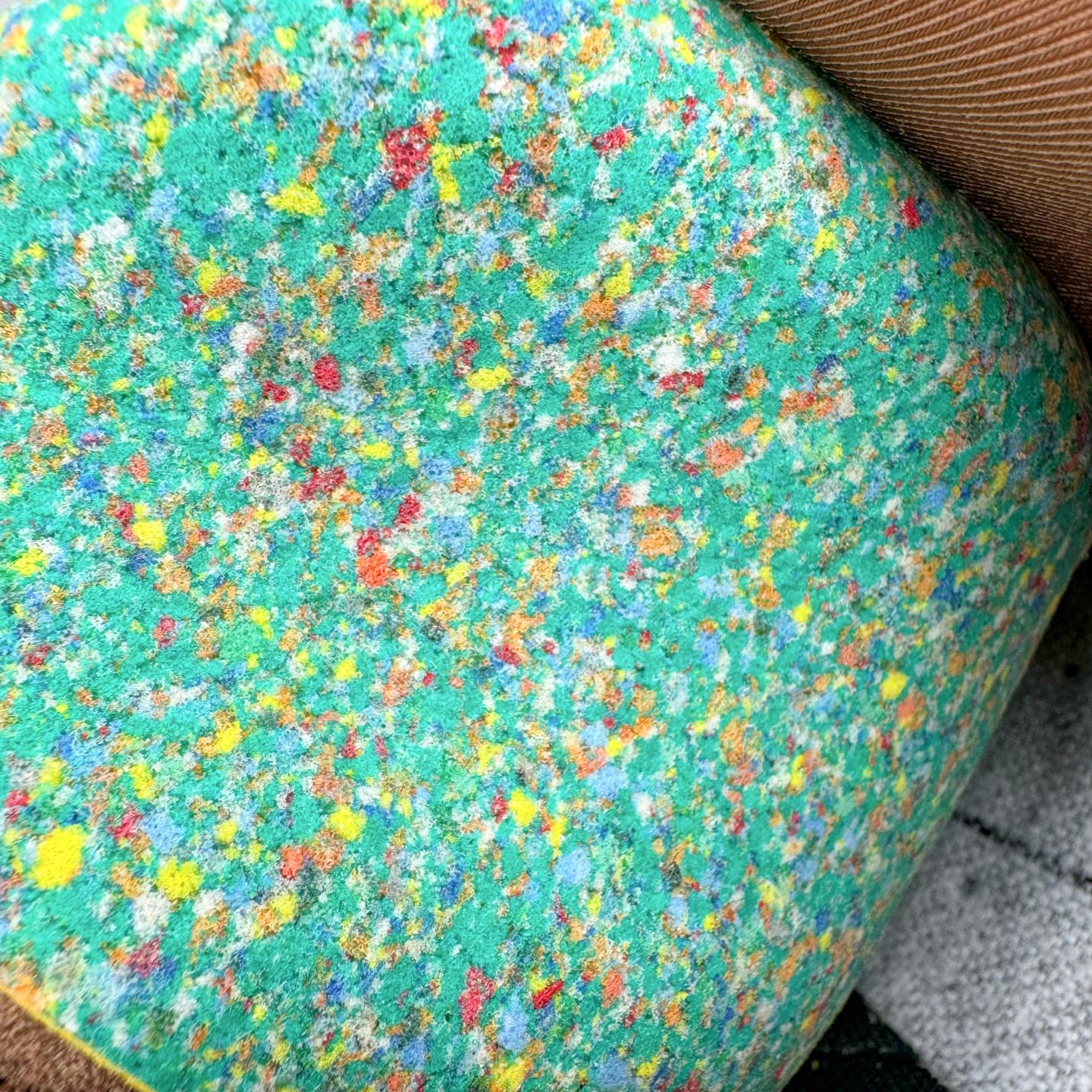 图片[10]-＃S2纯原 PUMA Speedca OG 彪马极速赛车系列低帮德训风拼接复古百搭休闲运动赛车鞋 鞋款从80、90年代赛车手所穿的防火赛车鞋为原型，鞋身线条模仿了赛车的流线廓形，体现了空气动力学原理的结构。简约流畅的外观，恰好又和贯穿其中的Formstrip Logo融合恰到好处，视觉上细节丰富且协调。本次Speedcat OG鞋款归来，最大看点自然式保留了窄版鞋型以及薄底构造。这两年各品牌鞋底越做越厚，Speedcat反其道而行之，上脚几乎无鞋底的效果带来耳目一新的视觉体验。鞋面依旧是以质感细腻的麂皮材质打造，并且大面积近乎全包裹的使用，复古味道也愈发浓烈。配色上更是将最原始的黑色和红色带回，向F1赛车队的标志性队服致敬。相信让各位一眼种草的更多是出挑的大红色，上脚即可瞬间点亮整体造型，在以球鞋为核心的OOTD中脱颖而出。而另一款黑色则是低调的万金油，彰显新潮个性的同时又不喧宾夺主，也是热爱简约系穿搭朋友的首选。 尺码：36 37 37.5 38 38.5 39 40 40.5 41 42 42.5 43 44 44.5 45 46-选品中心