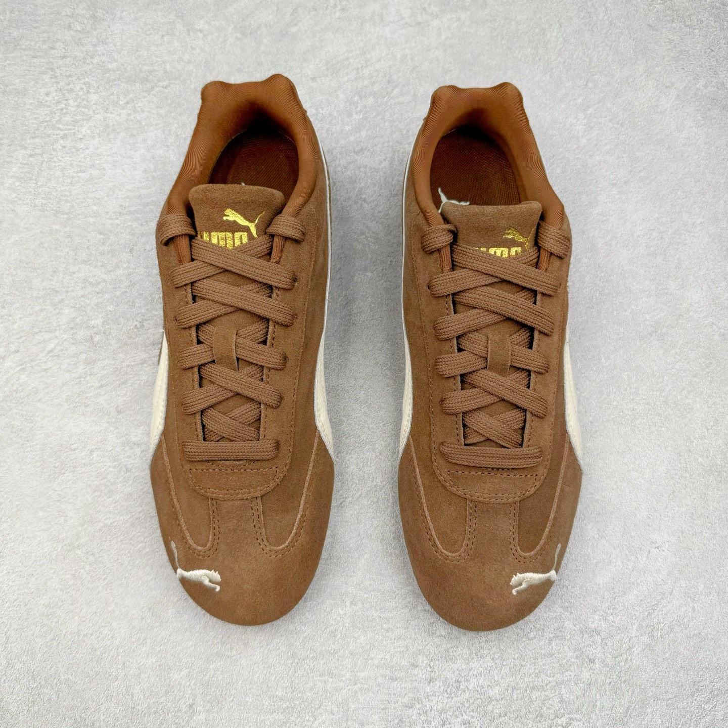 图片[2]-＃S2纯原 PUMA Speedca OG 彪马极速赛车系列低帮德训风拼接复古百搭休闲运动赛车鞋 鞋款从80、90年代赛车手所穿的防火赛车鞋为原型，鞋身线条模仿了赛车的流线廓形，体现了空气动力学原理的结构。简约流畅的外观，恰好又和贯穿其中的Formstrip Logo融合恰到好处，视觉上细节丰富且协调。本次Speedcat OG鞋款归来，最大看点自然式保留了窄版鞋型以及薄底构造。这两年各品牌鞋底越做越厚，Speedcat反其道而行之，上脚几乎无鞋底的效果带来耳目一新的视觉体验。鞋面依旧是以质感细腻的麂皮材质打造，并且大面积近乎全包裹的使用，复古味道也愈发浓烈。配色上更是将最原始的黑色和红色带回，向F1赛车队的标志性队服致敬。相信让各位一眼种草的更多是出挑的大红色，上脚即可瞬间点亮整体造型，在以球鞋为核心的OOTD中脱颖而出。而另一款黑色则是低调的万金油，彰显新潮个性的同时又不喧宾夺主，也是热爱简约系穿搭朋友的首选。 尺码：36 37 37.5 38 38.5 39 40 40.5 41 42 42.5 43 44 44.5 45 46-选品中心