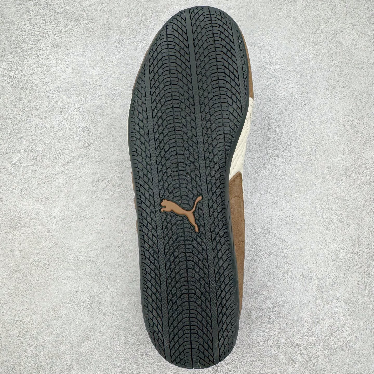 图片[9]-＃S2纯原 PUMA Speedca OG 彪马极速赛车系列低帮德训风拼接复古百搭休闲运动赛车鞋 鞋款从80、90年代赛车手所穿的防火赛车鞋为原型，鞋身线条模仿了赛车的流线廓形，体现了空气动力学原理的结构。简约流畅的外观，恰好又和贯穿其中的Formstrip Logo融合恰到好处，视觉上细节丰富且协调。本次Speedcat OG鞋款归来，最大看点自然式保留了窄版鞋型以及薄底构造。这两年各品牌鞋底越做越厚，Speedcat反其道而行之，上脚几乎无鞋底的效果带来耳目一新的视觉体验。鞋面依旧是以质感细腻的麂皮材质打造，并且大面积近乎全包裹的使用，复古味道也愈发浓烈。配色上更是将最原始的黑色和红色带回，向F1赛车队的标志性队服致敬。相信让各位一眼种草的更多是出挑的大红色，上脚即可瞬间点亮整体造型，在以球鞋为核心的OOTD中脱颖而出。而另一款黑色则是低调的万金油，彰显新潮个性的同时又不喧宾夺主，也是热爱简约系穿搭朋友的首选。 尺码：36 37 37.5 38 38.5 39 40 40.5 41 42 42.5 43 44 44.5 45 46-选品中心