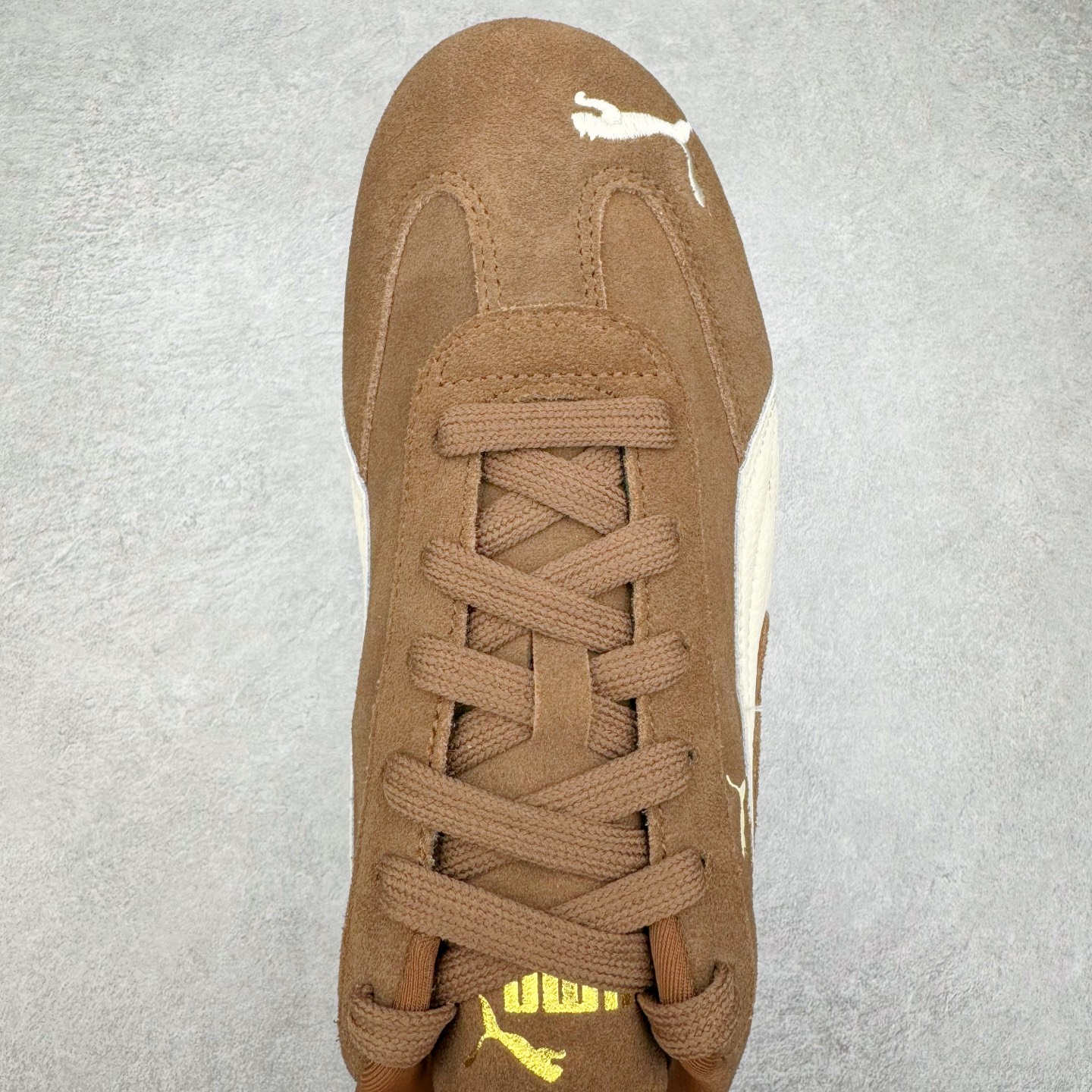 图片[4]-＃S2纯原 PUMA Speedca OG 彪马极速赛车系列低帮德训风拼接复古百搭休闲运动赛车鞋 鞋款从80、90年代赛车手所穿的防火赛车鞋为原型，鞋身线条模仿了赛车的流线廓形，体现了空气动力学原理的结构。简约流畅的外观，恰好又和贯穿其中的Formstrip Logo融合恰到好处，视觉上细节丰富且协调。本次Speedcat OG鞋款归来，最大看点自然式保留了窄版鞋型以及薄底构造。这两年各品牌鞋底越做越厚，Speedcat反其道而行之，上脚几乎无鞋底的效果带来耳目一新的视觉体验。鞋面依旧是以质感细腻的麂皮材质打造，并且大面积近乎全包裹的使用，复古味道也愈发浓烈。配色上更是将最原始的黑色和红色带回，向F1赛车队的标志性队服致敬。相信让各位一眼种草的更多是出挑的大红色，上脚即可瞬间点亮整体造型，在以球鞋为核心的OOTD中脱颖而出。而另一款黑色则是低调的万金油，彰显新潮个性的同时又不喧宾夺主，也是热爱简约系穿搭朋友的首选。 尺码：36 37 37.5 38 38.5 39 40 40.5 41 42 42.5 43 44 44.5 45 46-选品中心