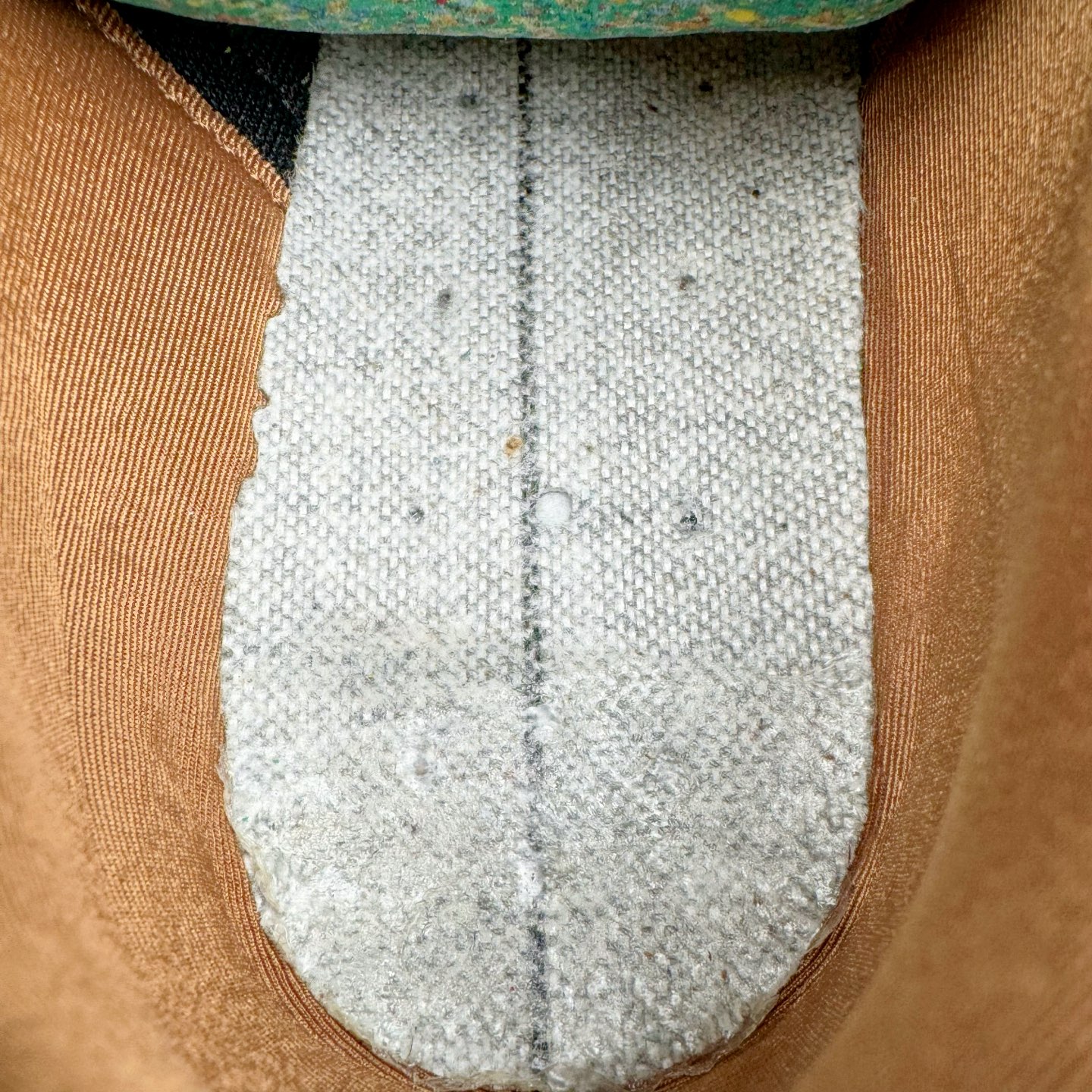 图片[11]-＃S2纯原 PUMA Speedca OG 彪马极速赛车系列低帮德训风拼接复古百搭休闲运动赛车鞋 鞋款从80、90年代赛车手所穿的防火赛车鞋为原型，鞋身线条模仿了赛车的流线廓形，体现了空气动力学原理的结构。简约流畅的外观，恰好又和贯穿其中的Formstrip Logo融合恰到好处，视觉上细节丰富且协调。本次Speedcat OG鞋款归来，最大看点自然式保留了窄版鞋型以及薄底构造。这两年各品牌鞋底越做越厚，Speedcat反其道而行之，上脚几乎无鞋底的效果带来耳目一新的视觉体验。鞋面依旧是以质感细腻的麂皮材质打造，并且大面积近乎全包裹的使用，复古味道也愈发浓烈。配色上更是将最原始的黑色和红色带回，向F1赛车队的标志性队服致敬。相信让各位一眼种草的更多是出挑的大红色，上脚即可瞬间点亮整体造型，在以球鞋为核心的OOTD中脱颖而出。而另一款黑色则是低调的万金油，彰显新潮个性的同时又不喧宾夺主，也是热爱简约系穿搭朋友的首选。 尺码：36 37 37.5 38 38.5 39 40 40.5 41 42 42.5 43 44 44.5 45 46-选品中心