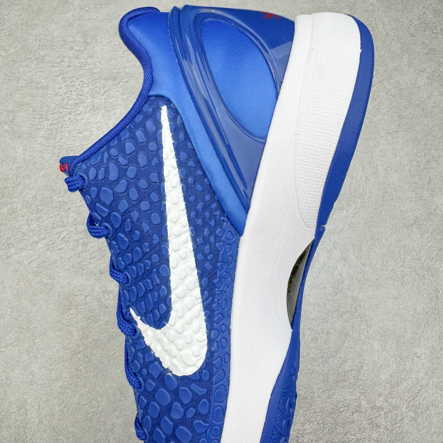 图片[7]-＃S2 NK Zoom Kobe 6 Protro 科比六代 蓝白 CW2190-400 圈内顶级批次 完美复刻公司货 前掌超大Zoom Turbo气垫 后掌EVA缓震 真正的原汁原味 还原ZP脚感 全身鞋材卡料色独家定制 唯一正确喷漆工艺Swoosh 正确凹凸蛇鳞工艺 正确鞋面渐变效果 内全置真动飞态线 独立原厂模具 最大尺码达到48.5码 首批不拼图大几率过验 亲测已过 支持各种高强度实战 无需担心 上脚价 补货周期极长 脚宽建议买大半码 科比系列前掌偏窄 不影响二次销售 支持七天无理由退换 尺码：40 40.5 41 42 42.5 43 44 44.5 45 45.5 46 47.5 48.5-选品中心