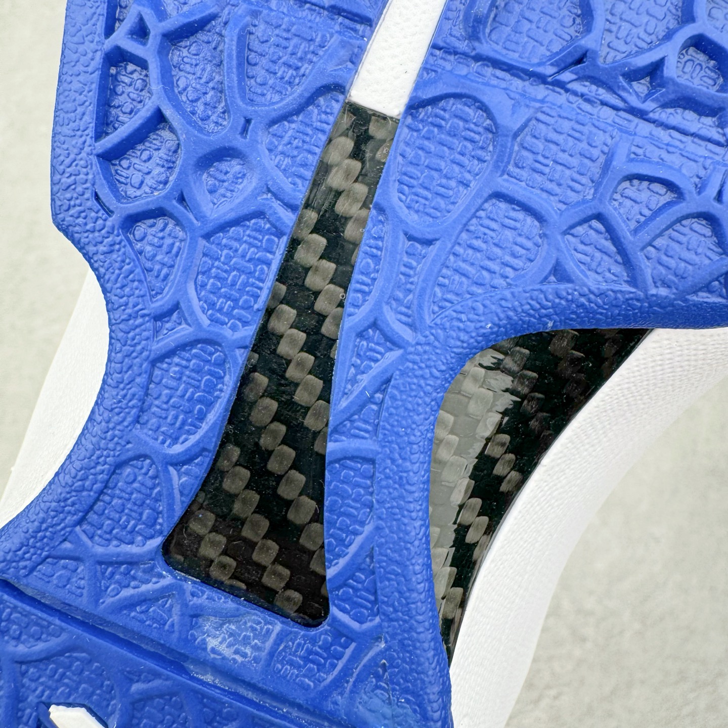 图片[20]-＃S2 NK Zoom Kobe 6 Protro 科比六代 蓝白 CW2190-400 圈内顶级批次 完美复刻公司货 前掌超大Zoom Turbo气垫 后掌EVA缓震 真正的原汁原味 还原ZP脚感 全身鞋材卡料色独家定制 唯一正确喷漆工艺Swoosh 正确凹凸蛇鳞工艺 正确鞋面渐变效果 内全置真动飞态线 独立原厂模具 最大尺码达到48.5码 首批不拼图大几率过验 亲测已过 支持各种高强度实战 无需担心 上脚价 补货周期极长 脚宽建议买大半码 科比系列前掌偏窄 不影响二次销售 支持七天无理由退换 尺码：40 40.5 41 42 42.5 43 44 44.5 45 45.5 46 47.5 48.5-选品中心