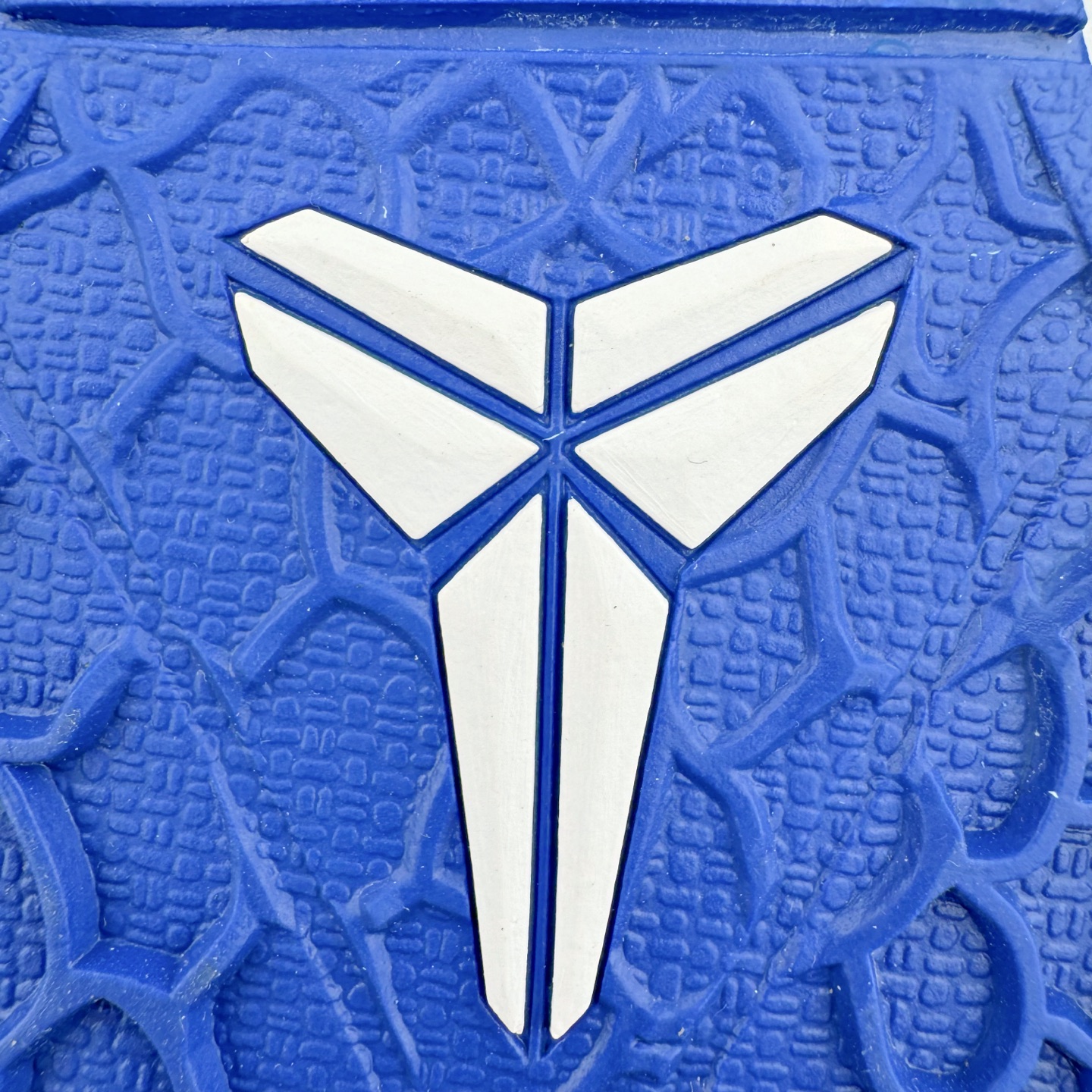 图片[21]-＃S2 NK Zoom Kobe 6 Protro 科比六代 蓝白 CW2190-400 圈内顶级批次 完美复刻公司货 前掌超大Zoom Turbo气垫 后掌EVA缓震 真正的原汁原味 还原ZP脚感 全身鞋材卡料色独家定制 唯一正确喷漆工艺Swoosh 正确凹凸蛇鳞工艺 正确鞋面渐变效果 内全置真动飞态线 独立原厂模具 最大尺码达到48.5码 首批不拼图大几率过验 亲测已过 支持各种高强度实战 无需担心 上脚价 补货周期极长 脚宽建议买大半码 科比系列前掌偏窄 不影响二次销售 支持七天无理由退换 尺码：40 40.5 41 42 42.5 43 44 44.5 45 45.5 46 47.5 48.5-选品中心