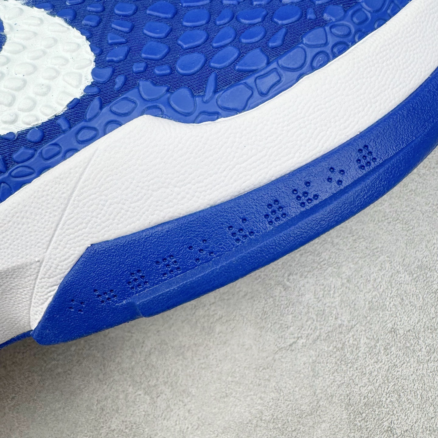 图片[19]-＃S2 NK Zoom Kobe 6 Protro 科比六代 蓝白 CW2190-400 圈内顶级批次 完美复刻公司货 前掌超大Zoom Turbo气垫 后掌EVA缓震 真正的原汁原味 还原ZP脚感 全身鞋材卡料色独家定制 唯一正确喷漆工艺Swoosh 正确凹凸蛇鳞工艺 正确鞋面渐变效果 内全置真动飞态线 独立原厂模具 最大尺码达到48.5码 首批不拼图大几率过验 亲测已过 支持各种高强度实战 无需担心 上脚价 补货周期极长 脚宽建议买大半码 科比系列前掌偏窄 不影响二次销售 支持七天无理由退换 尺码：40 40.5 41 42 42.5 43 44 44.5 45 45.5 46 47.5 48.5-选品中心