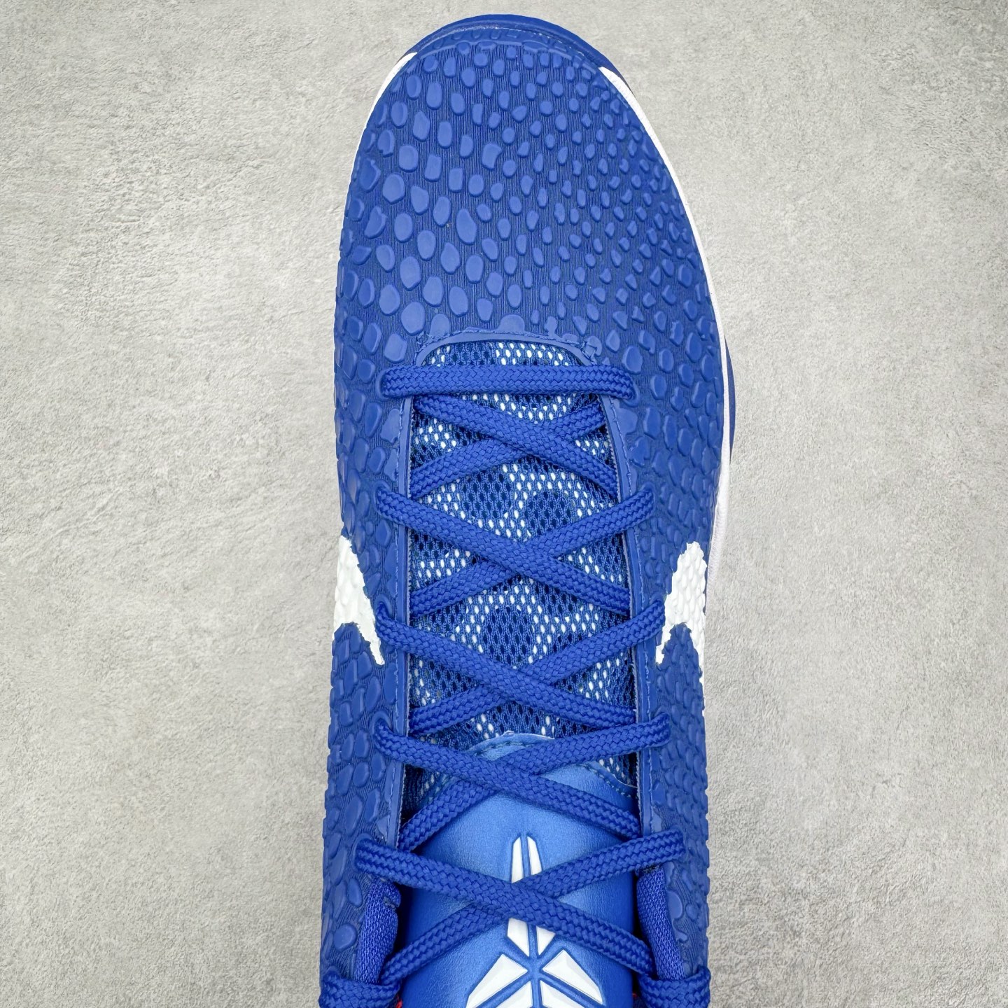 图片[4]-＃S2 NK Zoom Kobe 6 Protro 科比六代 蓝白 CW2190-400 圈内顶级批次 完美复刻公司货 前掌超大Zoom Turbo气垫 后掌EVA缓震 真正的原汁原味 还原ZP脚感 全身鞋材卡料色独家定制 唯一正确喷漆工艺Swoosh 正确凹凸蛇鳞工艺 正确鞋面渐变效果 内全置真动飞态线 独立原厂模具 最大尺码达到48.5码 首批不拼图大几率过验 亲测已过 支持各种高强度实战 无需担心 上脚价 补货周期极长 脚宽建议买大半码 科比系列前掌偏窄 不影响二次销售 支持七天无理由退换 尺码：40 40.5 41 42 42.5 43 44 44.5 45 45.5 46 47.5 48.5-选品中心