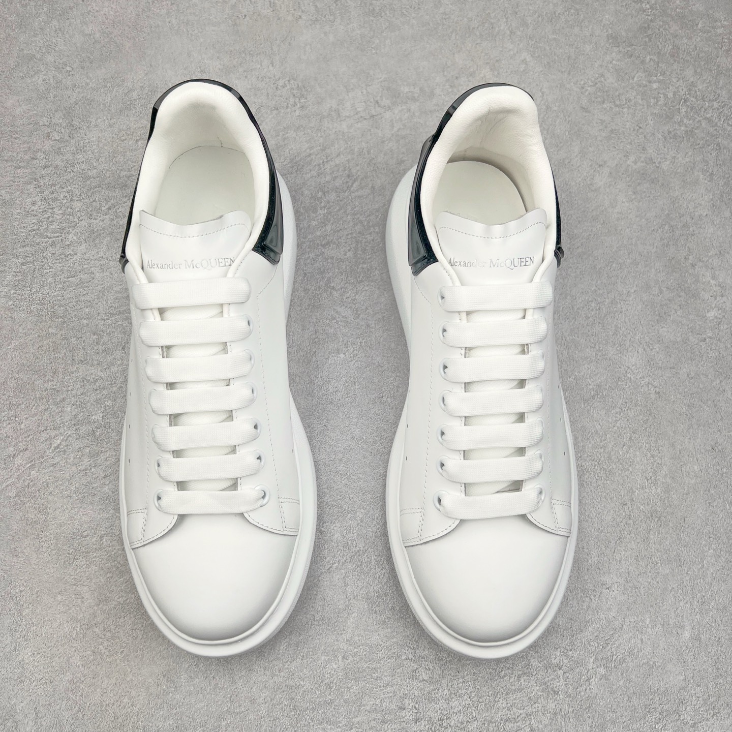 图片[2]-Alexander McQueen 亚历山大麦昆小白鞋 全套专柜包装物及配件(附送快递加固牛皮纸盒)右脚鞋面嵌入核心防伪芯片装置,秒杀市面文案版本 支持NFC原码独立扫描 采用丝绸硬质头层小牛皮鞋面材质 内外超软小羊皮贴脚透气及超软PU脚感乳胶物料鞋 外置原抽真空高密度增高底 白色光滑牛皮革系带运动鞋，圆头设计，鞋跟点缀黑色绒面革细节。搭配宽扁鞋带，鞋舌和后帮饰有 Alexander McQueen 品牌标志。阔型橡胶鞋底。运动鞋另配一副鞋带材料 100% 小牛皮 所有细节与原版一致 尺码：35 36 37 38 39 40 41 42 43 44 45-选品中心