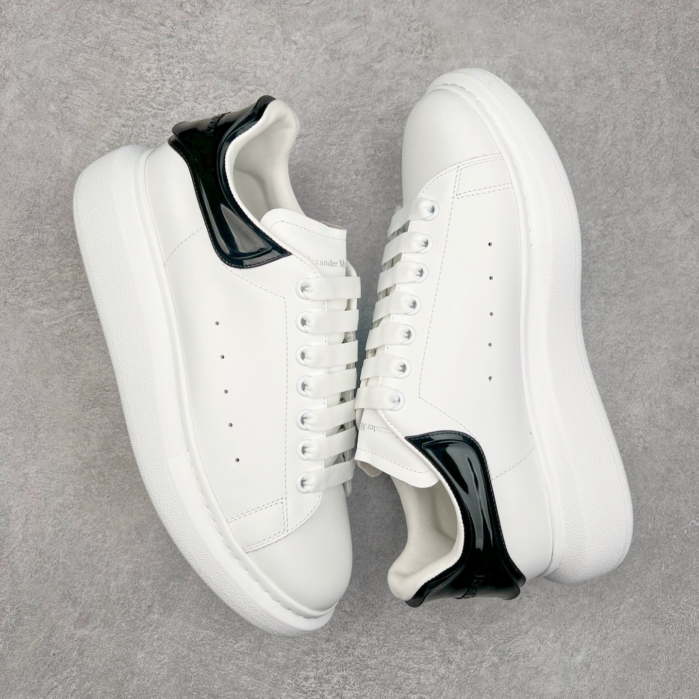 图片[3]-Alexander McQueen 亚历山大麦昆小白鞋 全套专柜包装物及配件(附送快递加固牛皮纸盒)右脚鞋面嵌入核心防伪芯片装置,秒杀市面文案版本 支持NFC原码独立扫描 采用丝绸硬质头层小牛皮鞋面材质 内外超软小羊皮贴脚透气及超软PU脚感乳胶物料鞋 外置原抽真空高密度增高底 白色光滑牛皮革系带运动鞋，圆头设计，鞋跟点缀黑色绒面革细节。搭配宽扁鞋带，鞋舌和后帮饰有 Alexander McQueen 品牌标志。阔型橡胶鞋底。运动鞋另配一副鞋带材料 100% 小牛皮 所有细节与原版一致 尺码：35 36 37 38 39 40 41 42 43 44 45-选品中心