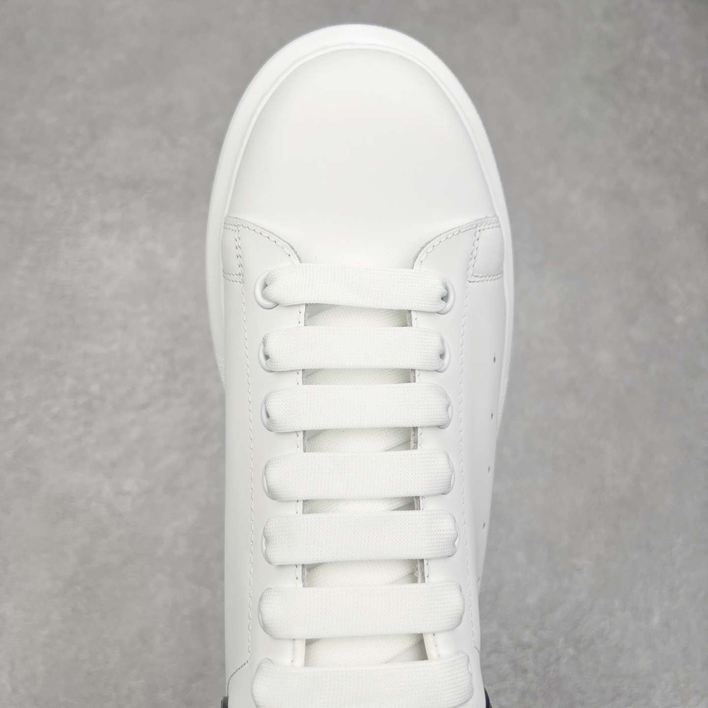 图片[4]-Alexander McQueen 亚历山大麦昆小白鞋 全套专柜包装物及配件(附送快递加固牛皮纸盒)右脚鞋面嵌入核心防伪芯片装置,秒杀市面文案版本 支持NFC原码独立扫描 采用丝绸硬质头层小牛皮鞋面材质 内外超软小羊皮贴脚透气及超软PU脚感乳胶物料鞋 外置原抽真空高密度增高底 白色光滑牛皮革系带运动鞋，圆头设计，鞋跟点缀黑色绒面革细节。搭配宽扁鞋带，鞋舌和后帮饰有 Alexander McQueen 品牌标志。阔型橡胶鞋底。运动鞋另配一副鞋带材料 100% 小牛皮 所有细节与原版一致 尺码：35 36 37 38 39 40 41 42 43 44 45-选品中心