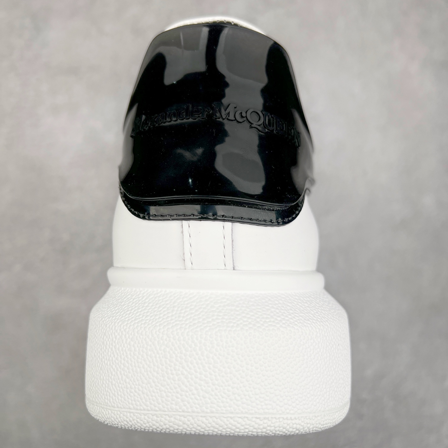 图片[8]-Alexander McQueen 亚历山大麦昆小白鞋 全套专柜包装物及配件(附送快递加固牛皮纸盒)右脚鞋面嵌入核心防伪芯片装置,秒杀市面文案版本 支持NFC原码独立扫描 采用丝绸硬质头层小牛皮鞋面材质 内外超软小羊皮贴脚透气及超软PU脚感乳胶物料鞋 外置原抽真空高密度增高底 白色光滑牛皮革系带运动鞋，圆头设计，鞋跟点缀黑色绒面革细节。搭配宽扁鞋带，鞋舌和后帮饰有 Alexander McQueen 品牌标志。阔型橡胶鞋底。运动鞋另配一副鞋带材料 100% 小牛皮 所有细节与原版一致 尺码：35 36 37 38 39 40 41 42 43 44 45-选品中心