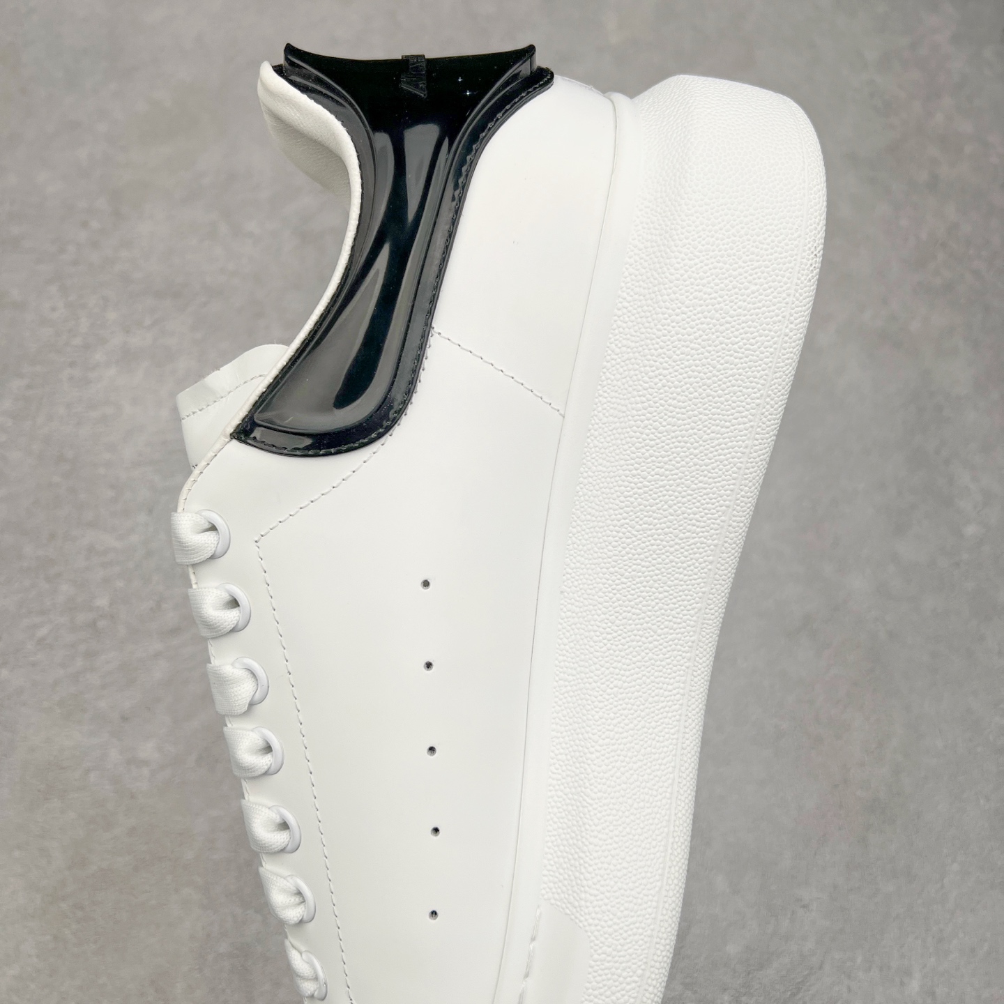 图片[7]-Alexander McQueen 亚历山大麦昆小白鞋 全套专柜包装物及配件(附送快递加固牛皮纸盒)右脚鞋面嵌入核心防伪芯片装置,秒杀市面文案版本 支持NFC原码独立扫描 采用丝绸硬质头层小牛皮鞋面材质 内外超软小羊皮贴脚透气及超软PU脚感乳胶物料鞋 外置原抽真空高密度增高底 白色光滑牛皮革系带运动鞋，圆头设计，鞋跟点缀黑色绒面革细节。搭配宽扁鞋带，鞋舌和后帮饰有 Alexander McQueen 品牌标志。阔型橡胶鞋底。运动鞋另配一副鞋带材料 100% 小牛皮 所有细节与原版一致 尺码：35 36 37 38 39 40 41 42 43 44 45-选品中心