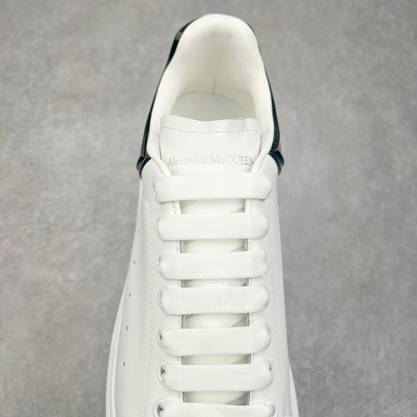图片[5]-Alexander McQueen 亚历山大麦昆小白鞋 全套专柜包装物及配件(附送快递加固牛皮纸盒)右脚鞋面嵌入核心防伪芯片装置,秒杀市面文案版本 支持NFC原码独立扫描 采用丝绸硬质头层小牛皮鞋面材质 内外超软小羊皮贴脚透气及超软PU脚感乳胶物料鞋 外置原抽真空高密度增高底 白色光滑牛皮革系带运动鞋，圆头设计，鞋跟点缀黑色绒面革细节。搭配宽扁鞋带，鞋舌和后帮饰有 Alexander McQueen 品牌标志。阔型橡胶鞋底。运动鞋另配一副鞋带材料 100% 小牛皮 所有细节与原版一致 尺码：35 36 37 38 39 40 41 42 43 44 45-选品中心