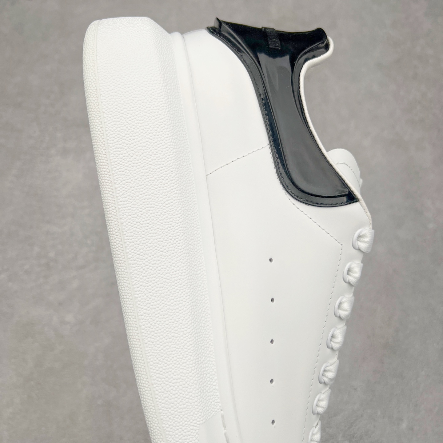 图片[6]-Alexander McQueen 亚历山大麦昆小白鞋 全套专柜包装物及配件(附送快递加固牛皮纸盒)右脚鞋面嵌入核心防伪芯片装置,秒杀市面文案版本 支持NFC原码独立扫描 采用丝绸硬质头层小牛皮鞋面材质 内外超软小羊皮贴脚透气及超软PU脚感乳胶物料鞋 外置原抽真空高密度增高底 白色光滑牛皮革系带运动鞋，圆头设计，鞋跟点缀黑色绒面革细节。搭配宽扁鞋带，鞋舌和后帮饰有 Alexander McQueen 品牌标志。阔型橡胶鞋底。运动鞋另配一副鞋带材料 100% 小牛皮 所有细节与原版一致 尺码：35 36 37 38 39 40 41 42 43 44 45-选品中心