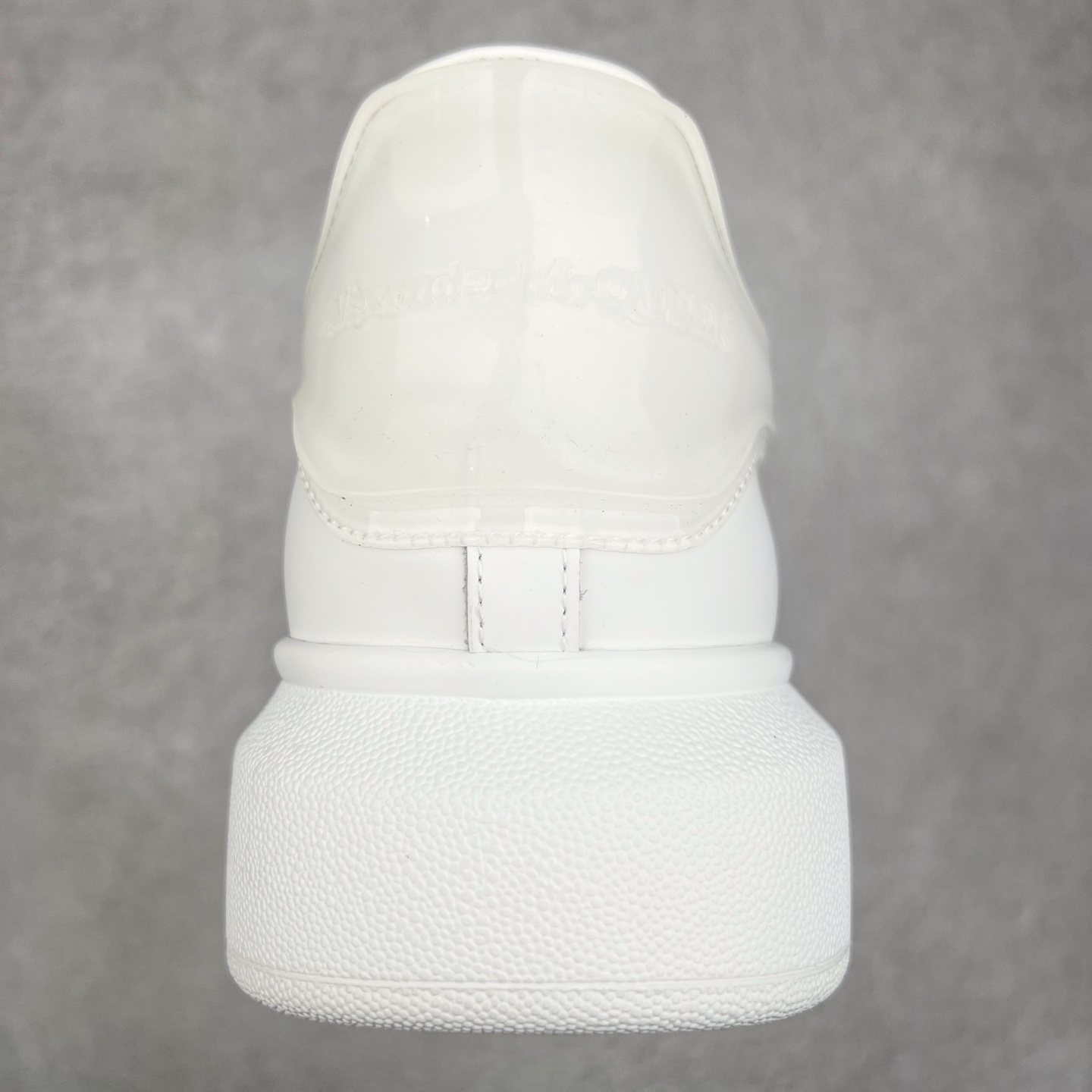 图片[8]-Alexander McQueen 亚历山大麦昆小白鞋 全套专柜包装物及配件(附送快递加固牛皮纸盒)右脚鞋面嵌入核心防伪芯片装置,秒杀市面文案版本 支持NFC原码独立扫描 采用丝绸硬质头层小牛皮鞋面材质 内外超软小羊皮贴脚透气及超软PU脚感乳胶物料鞋 外置原抽真空高密度增高底 白色光滑牛皮革系带运动鞋，圆头设计，鞋跟点缀黑色绒面革细节。搭配宽扁鞋带，鞋舌和后帮饰有 Alexander McQueen 品牌标志。阔型橡胶鞋底。运动鞋另配一副鞋带材料 100% 小牛皮 所有细节与原版一致 尺码：35 36 37 38 39 40 41 42 43 44 45-选品中心