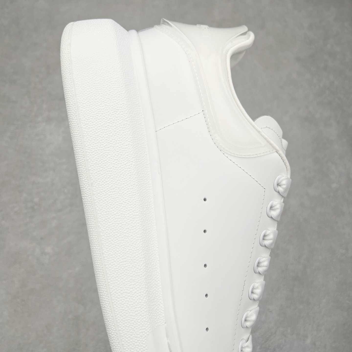 图片[6]-Alexander McQueen 亚历山大麦昆小白鞋 全套专柜包装物及配件(附送快递加固牛皮纸盒)右脚鞋面嵌入核心防伪芯片装置,秒杀市面文案版本 支持NFC原码独立扫描 采用丝绸硬质头层小牛皮鞋面材质 内外超软小羊皮贴脚透气及超软PU脚感乳胶物料鞋 外置原抽真空高密度增高底 白色光滑牛皮革系带运动鞋，圆头设计，鞋跟点缀黑色绒面革细节。搭配宽扁鞋带，鞋舌和后帮饰有 Alexander McQueen 品牌标志。阔型橡胶鞋底。运动鞋另配一副鞋带材料 100% 小牛皮 所有细节与原版一致 尺码：35 36 37 38 39 40 41 42 43 44 45-选品中心