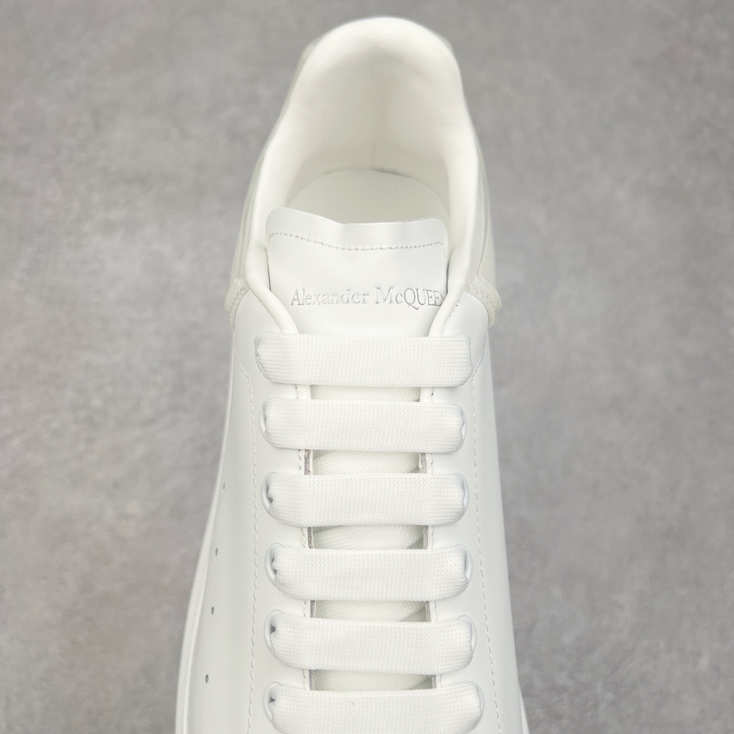 图片[5]-Alexander McQueen 亚历山大麦昆小白鞋 全套专柜包装物及配件(附送快递加固牛皮纸盒)右脚鞋面嵌入核心防伪芯片装置,秒杀市面文案版本 支持NFC原码独立扫描 采用丝绸硬质头层小牛皮鞋面材质 内外超软小羊皮贴脚透气及超软PU脚感乳胶物料鞋 外置原抽真空高密度增高底 白色光滑牛皮革系带运动鞋，圆头设计，鞋跟点缀黑色绒面革细节。搭配宽扁鞋带，鞋舌和后帮饰有 Alexander McQueen 品牌标志。阔型橡胶鞋底。运动鞋另配一副鞋带材料 100% 小牛皮 所有细节与原版一致 尺码：35 36 37 38 39 40 41 42 43 44 45-选品中心