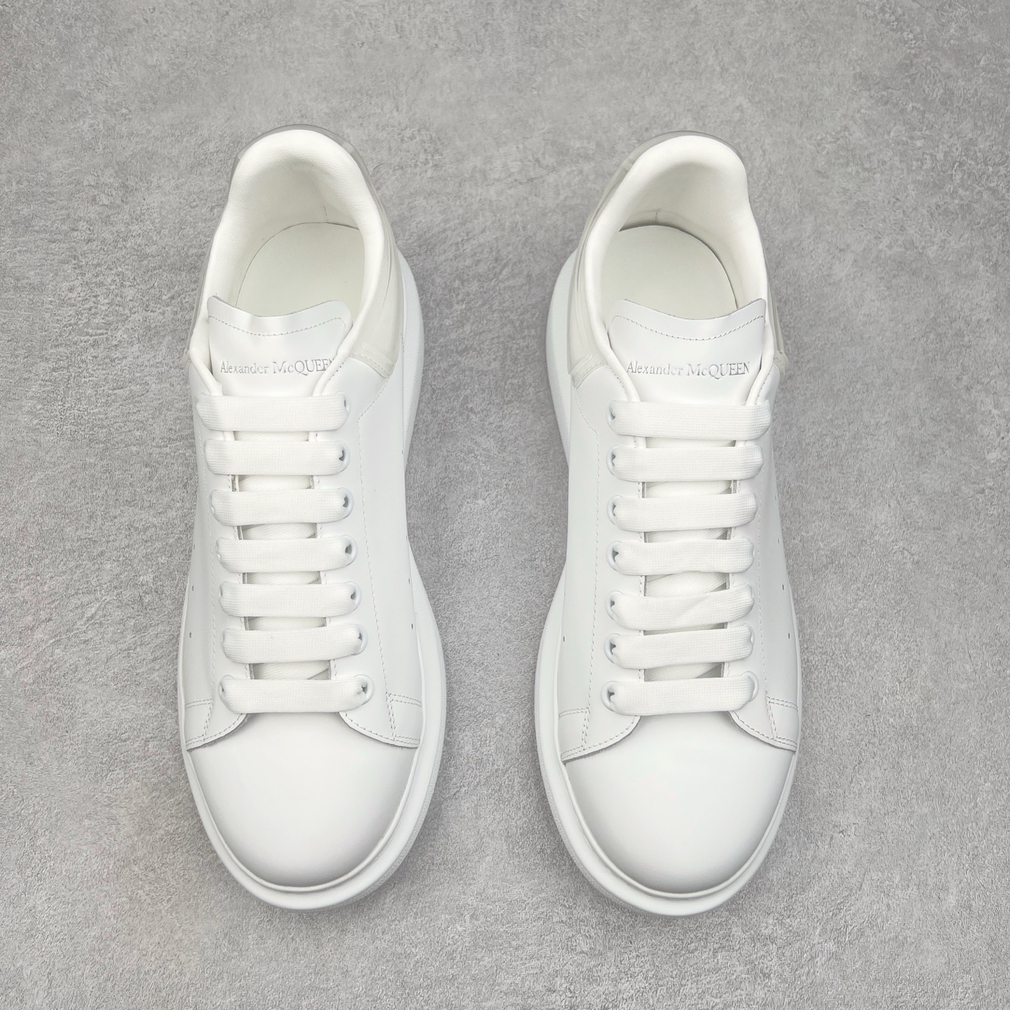 图片[2]-Alexander McQueen 亚历山大麦昆小白鞋 全套专柜包装物及配件(附送快递加固牛皮纸盒)右脚鞋面嵌入核心防伪芯片装置,秒杀市面文案版本 支持NFC原码独立扫描 采用丝绸硬质头层小牛皮鞋面材质 内外超软小羊皮贴脚透气及超软PU脚感乳胶物料鞋 外置原抽真空高密度增高底 白色光滑牛皮革系带运动鞋，圆头设计，鞋跟点缀黑色绒面革细节。搭配宽扁鞋带，鞋舌和后帮饰有 Alexander McQueen 品牌标志。阔型橡胶鞋底。运动鞋另配一副鞋带材料 100% 小牛皮 所有细节与原版一致 尺码：35 36 37 38 39 40 41 42 43 44 45-选品中心