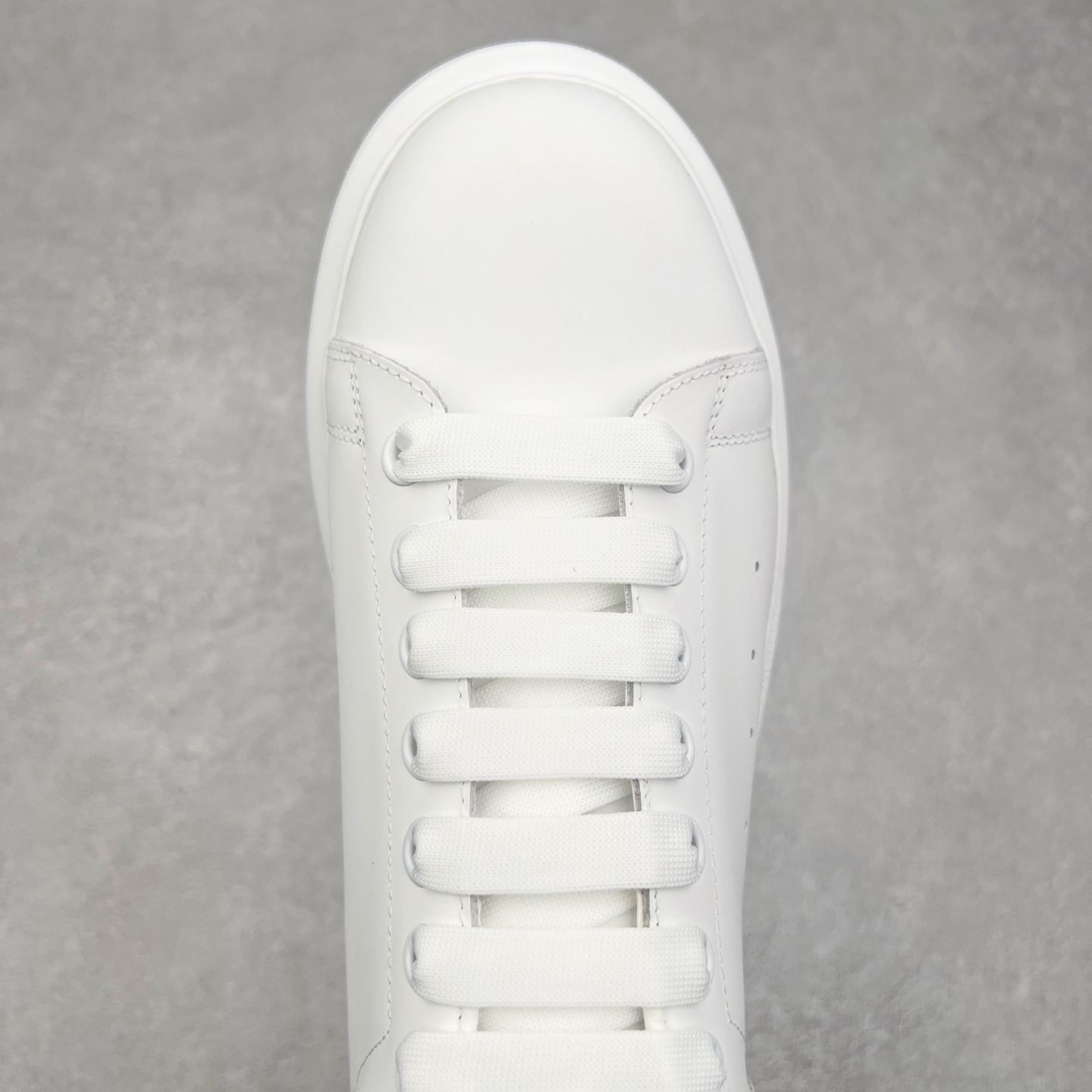 图片[4]-Alexander McQueen 亚历山大麦昆小白鞋 全套专柜包装物及配件(附送快递加固牛皮纸盒)右脚鞋面嵌入核心防伪芯片装置,秒杀市面文案版本 支持NFC原码独立扫描 采用丝绸硬质头层小牛皮鞋面材质 内外超软小羊皮贴脚透气及超软PU脚感乳胶物料鞋 外置原抽真空高密度增高底 白色光滑牛皮革系带运动鞋，圆头设计，鞋跟点缀黑色绒面革细节。搭配宽扁鞋带，鞋舌和后帮饰有 Alexander McQueen 品牌标志。阔型橡胶鞋底。运动鞋另配一副鞋带材料 100% 小牛皮 所有细节与原版一致 尺码：35 36 37 38 39 40 41 42 43 44 45-选品中心