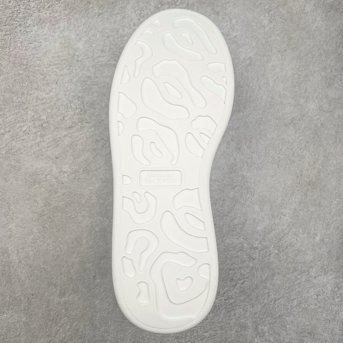 图片[9]-Alexander McQueen 亚历山大麦昆小白鞋 全套专柜包装物及配件(附送快递加固牛皮纸盒)右脚鞋面嵌入核心防伪芯片装置,秒杀市面文案版本 支持NFC原码独立扫描 采用丝绸硬质头层小牛皮鞋面材质 内外超软小羊皮贴脚透气及超软PU脚感乳胶物料鞋 外置原抽真空高密度增高底 白色光滑牛皮革系带运动鞋，圆头设计，鞋跟点缀黑色绒面革细节。搭配宽扁鞋带，鞋舌和后帮饰有 Alexander McQueen 品牌标志。阔型橡胶鞋底。运动鞋另配一副鞋带材料 100% 小牛皮 所有细节与原版一致 尺码：35 36 37 38 39 40 41 42 43 44 45-选品中心