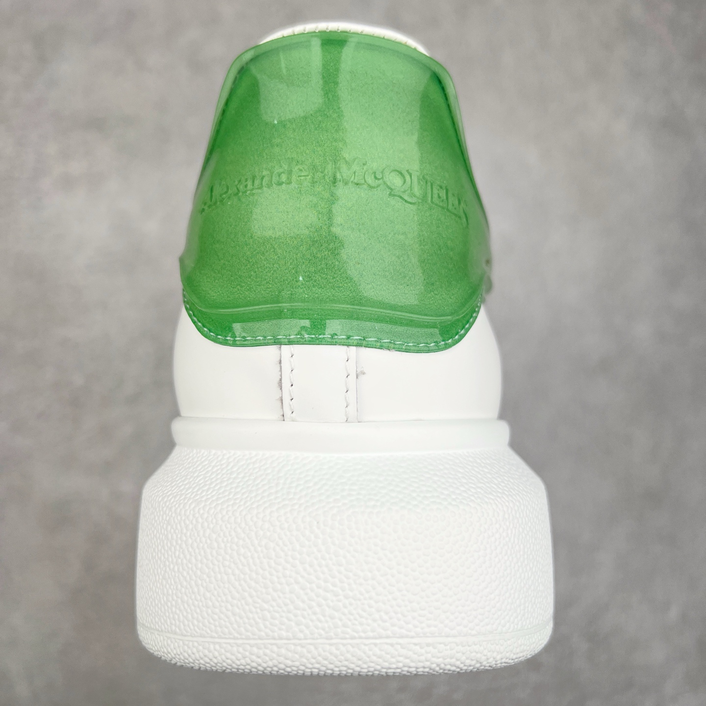 图片[8]-Alexander McQueen 亚历山大麦昆小白鞋 全套专柜包装物及配件(附送快递加固牛皮纸盒)右脚鞋面嵌入核心防伪芯片装置,秒杀市面文案版本 支持NFC原码独立扫描 采用丝绸硬质头层小牛皮鞋面材质 内外超软小羊皮贴脚透气及超软PU脚感乳胶物料鞋 外置原抽真空高密度增高底 白色光滑牛皮革系带运动鞋，圆头设计，鞋跟点缀黑色绒面革细节。搭配宽扁鞋带，鞋舌和后帮饰有 Alexander McQueen 品牌标志。阔型橡胶鞋底。运动鞋另配一副鞋带材料 100% 小牛皮 所有细节与原版一致 尺码：35 36 37 38 39 40 41 42 43 44 45-选品中心