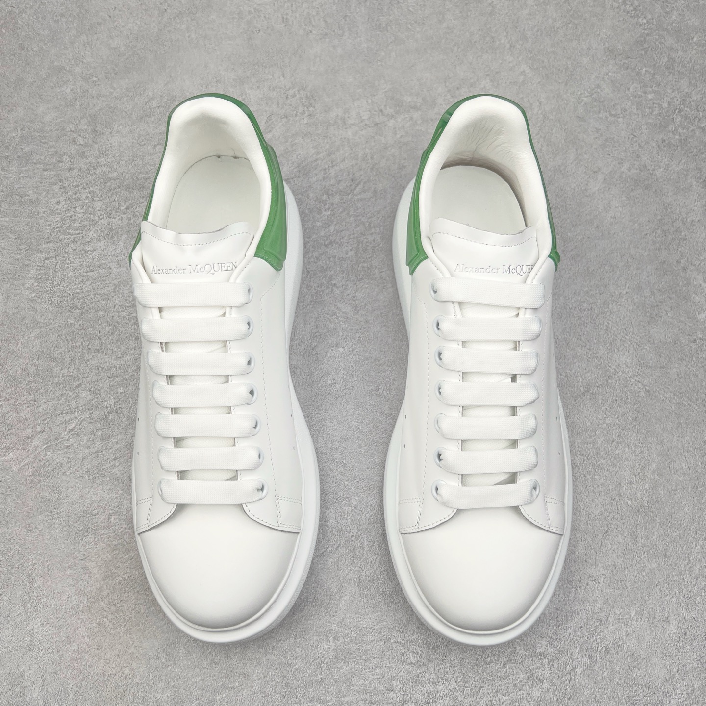 图片[2]-Alexander McQueen 亚历山大麦昆小白鞋 全套专柜包装物及配件(附送快递加固牛皮纸盒)右脚鞋面嵌入核心防伪芯片装置,秒杀市面文案版本 支持NFC原码独立扫描 采用丝绸硬质头层小牛皮鞋面材质 内外超软小羊皮贴脚透气及超软PU脚感乳胶物料鞋 外置原抽真空高密度增高底 白色光滑牛皮革系带运动鞋，圆头设计，鞋跟点缀黑色绒面革细节。搭配宽扁鞋带，鞋舌和后帮饰有 Alexander McQueen 品牌标志。阔型橡胶鞋底。运动鞋另配一副鞋带材料 100% 小牛皮 所有细节与原版一致 尺码：35 36 37 38 39 40 41 42 43 44 45-选品中心