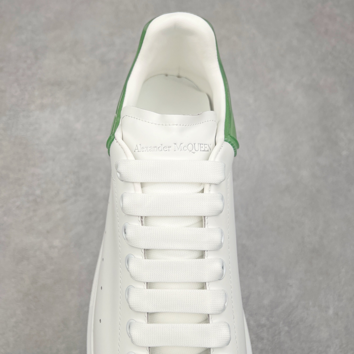 图片[5]-Alexander McQueen 亚历山大麦昆小白鞋 全套专柜包装物及配件(附送快递加固牛皮纸盒)右脚鞋面嵌入核心防伪芯片装置,秒杀市面文案版本 支持NFC原码独立扫描 采用丝绸硬质头层小牛皮鞋面材质 内外超软小羊皮贴脚透气及超软PU脚感乳胶物料鞋 外置原抽真空高密度增高底 白色光滑牛皮革系带运动鞋，圆头设计，鞋跟点缀黑色绒面革细节。搭配宽扁鞋带，鞋舌和后帮饰有 Alexander McQueen 品牌标志。阔型橡胶鞋底。运动鞋另配一副鞋带材料 100% 小牛皮 所有细节与原版一致 尺码：35 36 37 38 39 40 41 42 43 44 45-选品中心