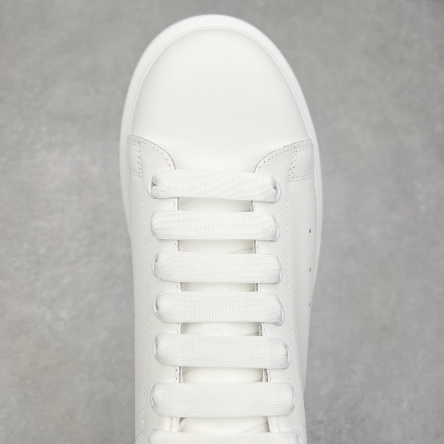 图片[4]-Alexander McQueen 亚历山大麦昆小白鞋 全套专柜包装物及配件(附送快递加固牛皮纸盒)右脚鞋面嵌入核心防伪芯片装置,秒杀市面文案版本 支持NFC原码独立扫描 采用丝绸硬质头层小牛皮鞋面材质 内外超软小羊皮贴脚透气及超软PU脚感乳胶物料鞋 外置原抽真空高密度增高底 白色光滑牛皮革系带运动鞋，圆头设计，鞋跟点缀黑色绒面革细节。搭配宽扁鞋带，鞋舌和后帮饰有 Alexander McQueen 品牌标志。阔型橡胶鞋底。运动鞋另配一副鞋带材料 100% 小牛皮 所有细节与原版一致 尺码：35 36 37 38 39 40 41 42 43 44 45-选品中心