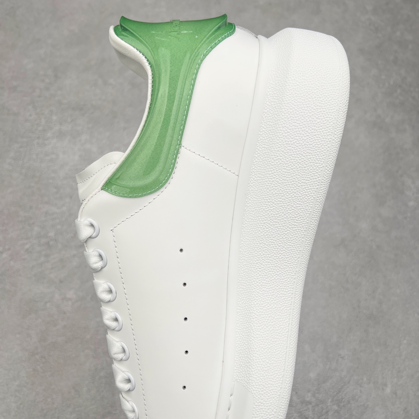 图片[7]-Alexander McQueen 亚历山大麦昆小白鞋 全套专柜包装物及配件(附送快递加固牛皮纸盒)右脚鞋面嵌入核心防伪芯片装置,秒杀市面文案版本 支持NFC原码独立扫描 采用丝绸硬质头层小牛皮鞋面材质 内外超软小羊皮贴脚透气及超软PU脚感乳胶物料鞋 外置原抽真空高密度增高底 白色光滑牛皮革系带运动鞋，圆头设计，鞋跟点缀黑色绒面革细节。搭配宽扁鞋带，鞋舌和后帮饰有 Alexander McQueen 品牌标志。阔型橡胶鞋底。运动鞋另配一副鞋带材料 100% 小牛皮 所有细节与原版一致 尺码：35 36 37 38 39 40 41 42 43 44 45-选品中心