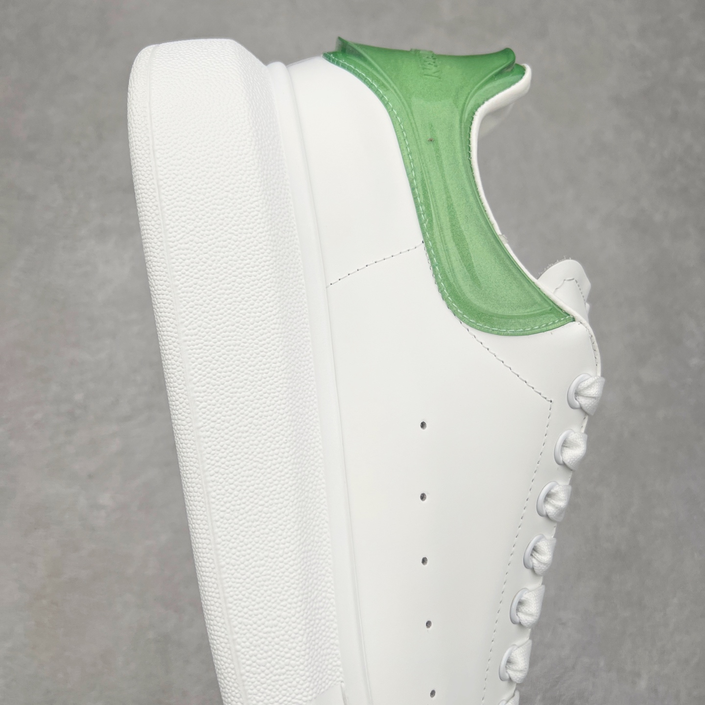 图片[6]-Alexander McQueen 亚历山大麦昆小白鞋 全套专柜包装物及配件(附送快递加固牛皮纸盒)右脚鞋面嵌入核心防伪芯片装置,秒杀市面文案版本 支持NFC原码独立扫描 采用丝绸硬质头层小牛皮鞋面材质 内外超软小羊皮贴脚透气及超软PU脚感乳胶物料鞋 外置原抽真空高密度增高底 白色光滑牛皮革系带运动鞋，圆头设计，鞋跟点缀黑色绒面革细节。搭配宽扁鞋带，鞋舌和后帮饰有 Alexander McQueen 品牌标志。阔型橡胶鞋底。运动鞋另配一副鞋带材料 100% 小牛皮 所有细节与原版一致 尺码：35 36 37 38 39 40 41 42 43 44 45-选品中心