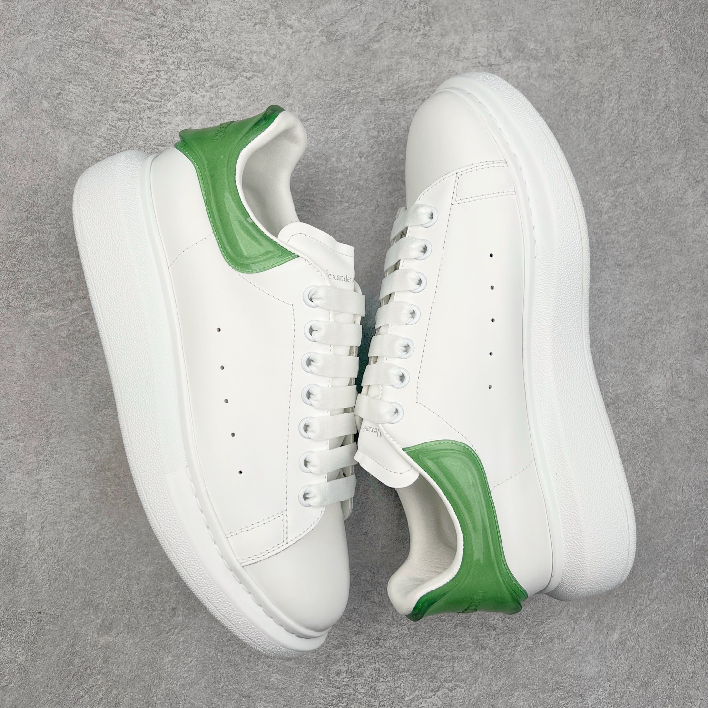 图片[3]-Alexander McQueen 亚历山大麦昆小白鞋 全套专柜包装物及配件(附送快递加固牛皮纸盒)右脚鞋面嵌入核心防伪芯片装置,秒杀市面文案版本 支持NFC原码独立扫描 采用丝绸硬质头层小牛皮鞋面材质 内外超软小羊皮贴脚透气及超软PU脚感乳胶物料鞋 外置原抽真空高密度增高底 白色光滑牛皮革系带运动鞋，圆头设计，鞋跟点缀黑色绒面革细节。搭配宽扁鞋带，鞋舌和后帮饰有 Alexander McQueen 品牌标志。阔型橡胶鞋底。运动鞋另配一副鞋带材料 100% 小牛皮 所有细节与原版一致 尺码：35 36 37 38 39 40 41 42 43 44 45-选品中心