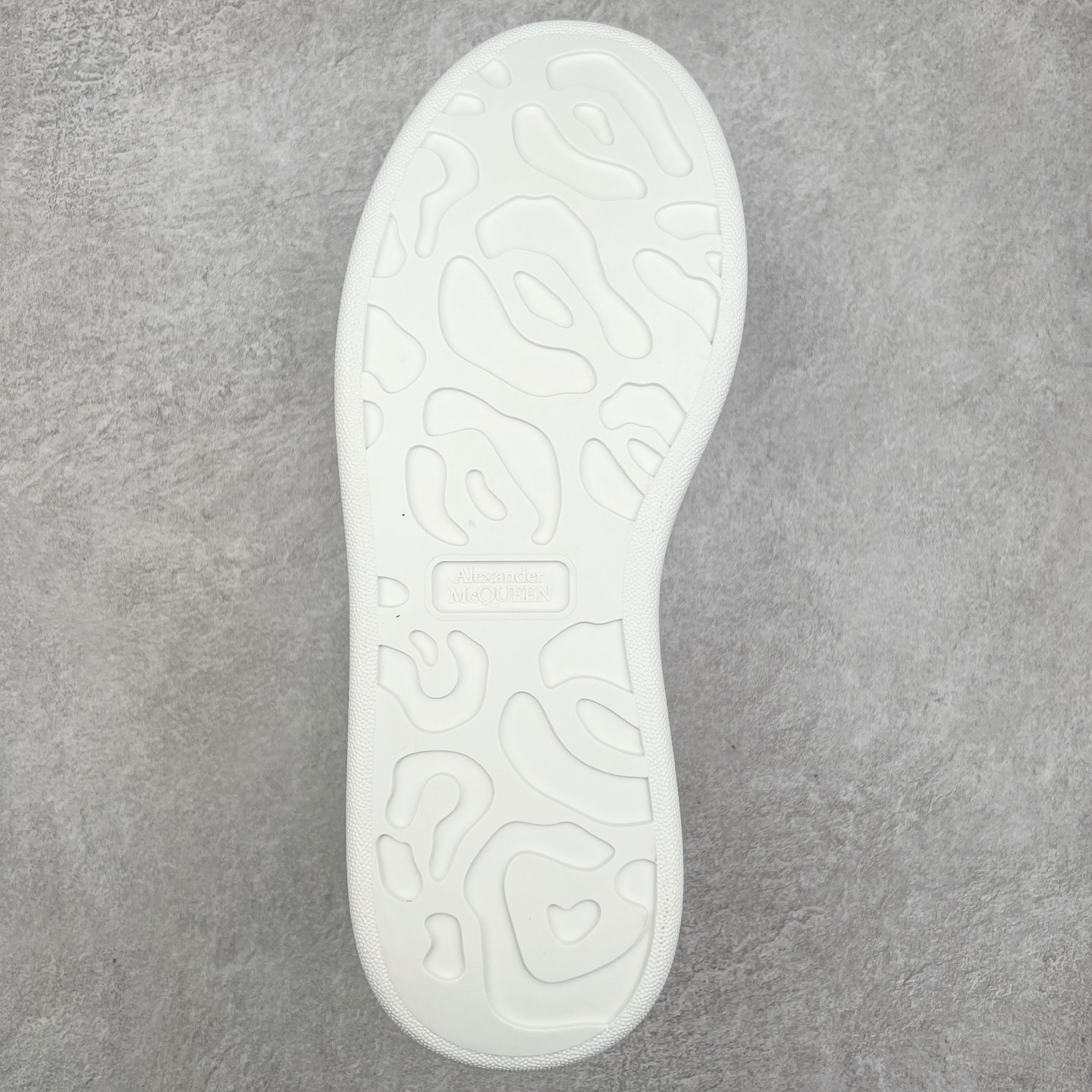 图片[9]-Alexander McQueen 亚历山大麦昆小白鞋 全套专柜包装物及配件(附送快递加固牛皮纸盒)右脚鞋面嵌入核心防伪芯片装置,秒杀市面文案版本 支持NFC原码独立扫描 采用丝绸硬质头层小牛皮鞋面材质 内外超软小羊皮贴脚透气及超软PU脚感乳胶物料鞋 外置原抽真空高密度增高底 白色光滑牛皮革系带运动鞋，圆头设计，鞋跟点缀黑色绒面革细节。搭配宽扁鞋带，鞋舌和后帮饰有 Alexander McQueen 品牌标志。阔型橡胶鞋底。运动鞋另配一副鞋带材料 100% 小牛皮 所有细节与原版一致 尺码：35 36 37 38 39 40 41 42 43 44 45-选品中心