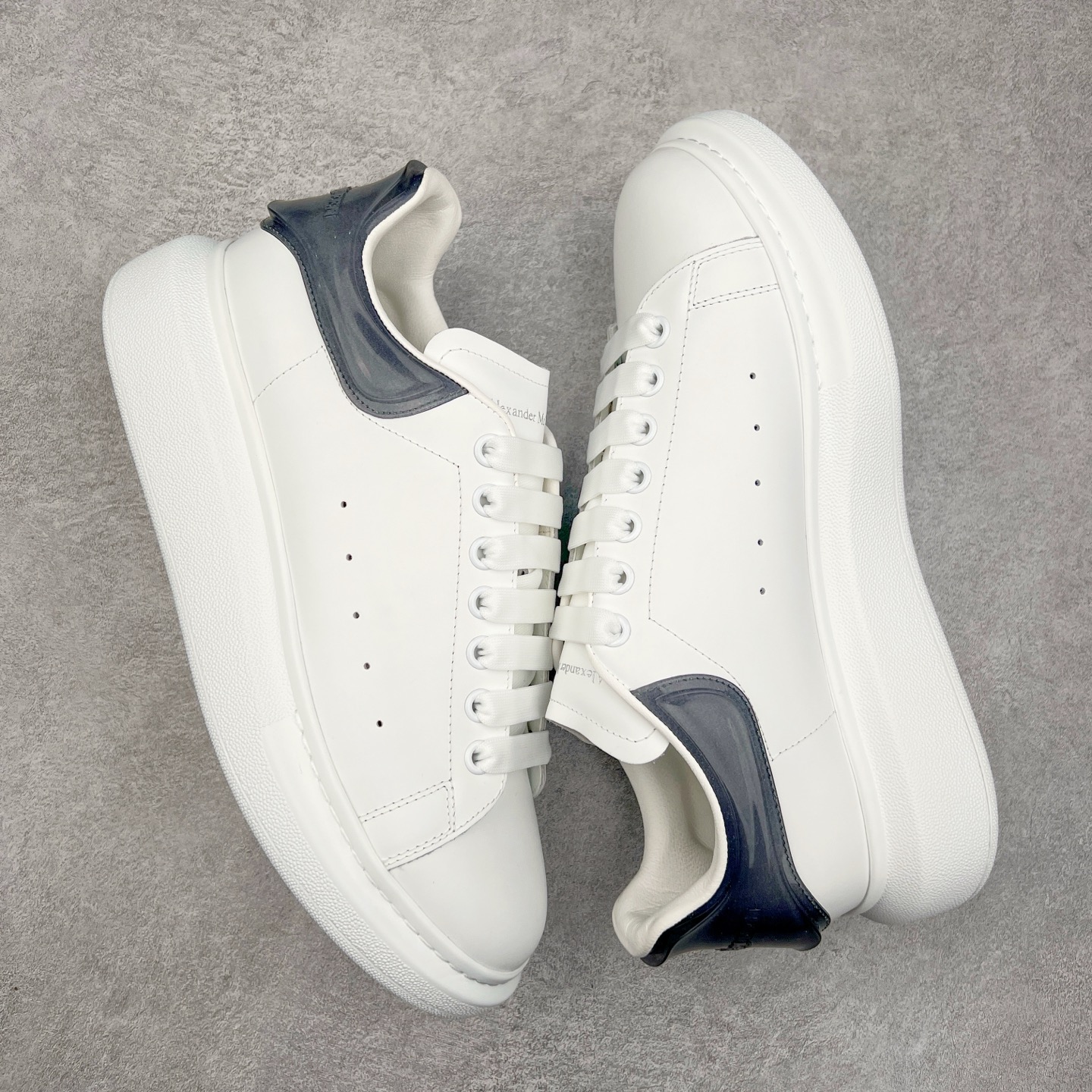 图片[3]-Alexander McQueen 亚历山大麦昆小白鞋 全套专柜包装物及配件(附送快递加固牛皮纸盒)右脚鞋面嵌入核心防伪芯片装置,秒杀市面文案版本 支持NFC原码独立扫描 采用丝绸硬质头层小牛皮鞋面材质 内外超软小羊皮贴脚透气及超软PU脚感乳胶物料鞋 外置原抽真空高密度增高底 白色光滑牛皮革系带运动鞋，圆头设计，鞋跟点缀黑色绒面革细节。搭配宽扁鞋带，鞋舌和后帮饰有 Alexander McQueen 品牌标志。阔型橡胶鞋底。运动鞋另配一副鞋带材料 100% 小牛皮 所有细节与原版一致 尺码：35 36 37 38 39 40 41 42 43 44 45-选品中心