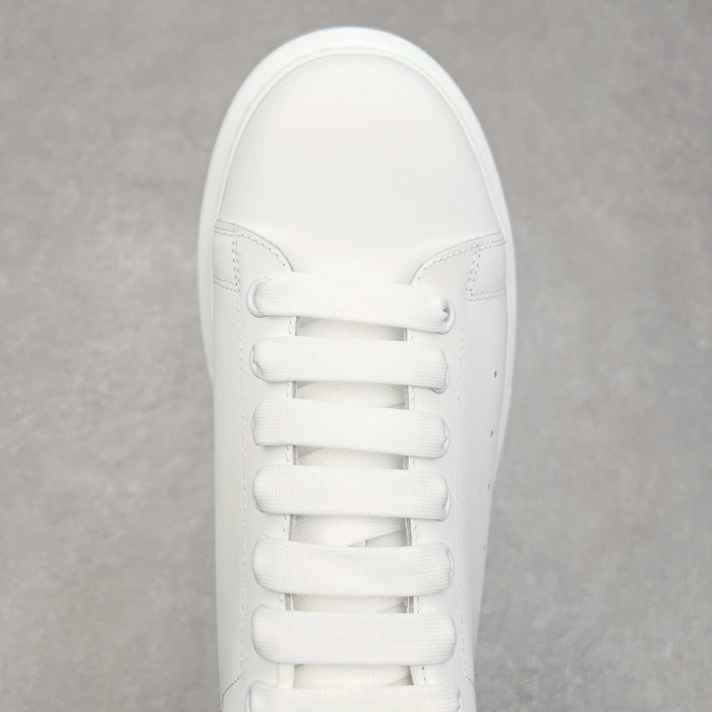 图片[4]-Alexander McQueen 亚历山大麦昆小白鞋 全套专柜包装物及配件(附送快递加固牛皮纸盒)右脚鞋面嵌入核心防伪芯片装置,秒杀市面文案版本 支持NFC原码独立扫描 采用丝绸硬质头层小牛皮鞋面材质 内外超软小羊皮贴脚透气及超软PU脚感乳胶物料鞋 外置原抽真空高密度增高底 白色光滑牛皮革系带运动鞋，圆头设计，鞋跟点缀黑色绒面革细节。搭配宽扁鞋带，鞋舌和后帮饰有 Alexander McQueen 品牌标志。阔型橡胶鞋底。运动鞋另配一副鞋带材料 100% 小牛皮 所有细节与原版一致 尺码：35 36 37 38 39 40 41 42 43 44 45-选品中心