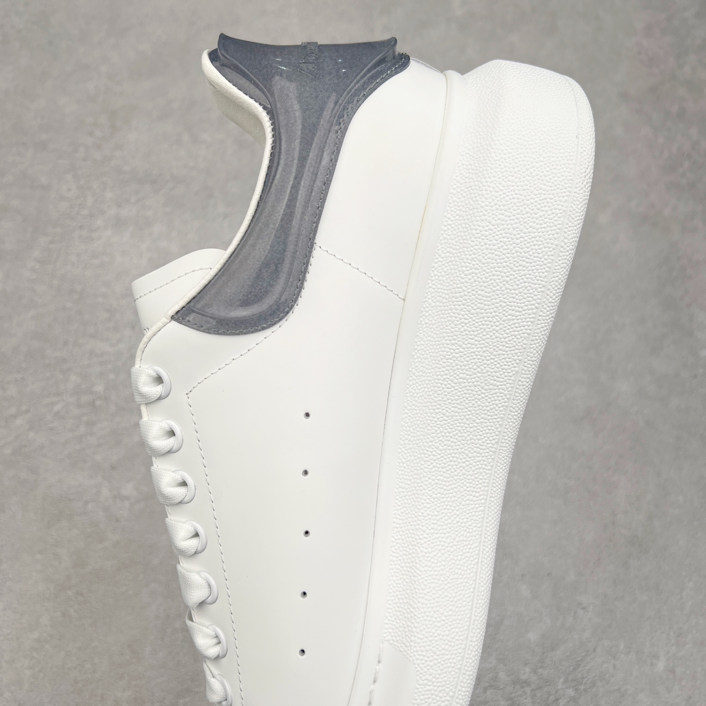 图片[7]-Alexander McQueen 亚历山大麦昆小白鞋 全套专柜包装物及配件(附送快递加固牛皮纸盒)右脚鞋面嵌入核心防伪芯片装置,秒杀市面文案版本 支持NFC原码独立扫描 采用丝绸硬质头层小牛皮鞋面材质 内外超软小羊皮贴脚透气及超软PU脚感乳胶物料鞋 外置原抽真空高密度增高底 白色光滑牛皮革系带运动鞋，圆头设计，鞋跟点缀黑色绒面革细节。搭配宽扁鞋带，鞋舌和后帮饰有 Alexander McQueen 品牌标志。阔型橡胶鞋底。运动鞋另配一副鞋带材料 100% 小牛皮 所有细节与原版一致 尺码：35 36 37 38 39 40 41 42 43 44 45-选品中心