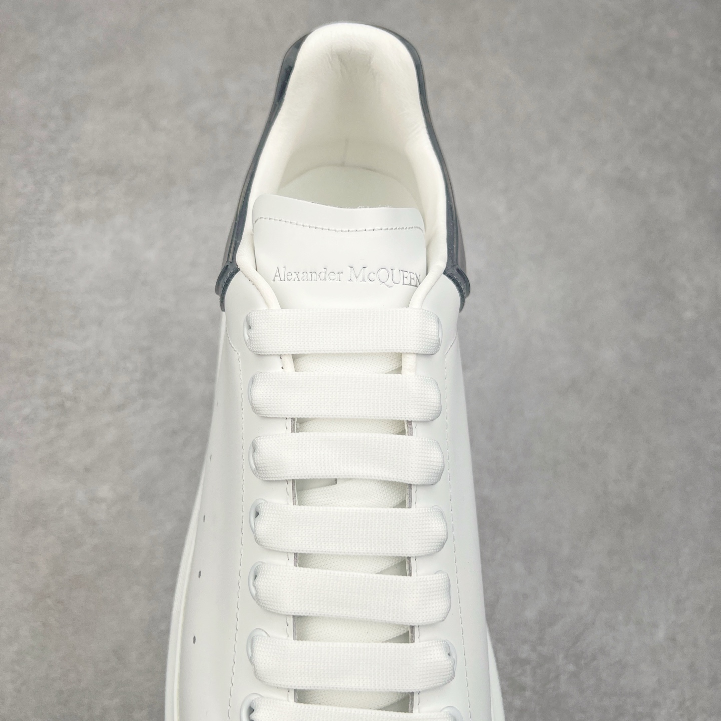 图片[5]-Alexander McQueen 亚历山大麦昆小白鞋 全套专柜包装物及配件(附送快递加固牛皮纸盒)右脚鞋面嵌入核心防伪芯片装置,秒杀市面文案版本 支持NFC原码独立扫描 采用丝绸硬质头层小牛皮鞋面材质 内外超软小羊皮贴脚透气及超软PU脚感乳胶物料鞋 外置原抽真空高密度增高底 白色光滑牛皮革系带运动鞋，圆头设计，鞋跟点缀黑色绒面革细节。搭配宽扁鞋带，鞋舌和后帮饰有 Alexander McQueen 品牌标志。阔型橡胶鞋底。运动鞋另配一副鞋带材料 100% 小牛皮 所有细节与原版一致 尺码：35 36 37 38 39 40 41 42 43 44 45-选品中心