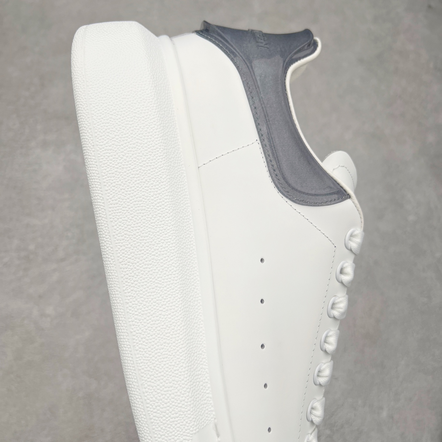 图片[6]-Alexander McQueen 亚历山大麦昆小白鞋 全套专柜包装物及配件(附送快递加固牛皮纸盒)右脚鞋面嵌入核心防伪芯片装置,秒杀市面文案版本 支持NFC原码独立扫描 采用丝绸硬质头层小牛皮鞋面材质 内外超软小羊皮贴脚透气及超软PU脚感乳胶物料鞋 外置原抽真空高密度增高底 白色光滑牛皮革系带运动鞋，圆头设计，鞋跟点缀黑色绒面革细节。搭配宽扁鞋带，鞋舌和后帮饰有 Alexander McQueen 品牌标志。阔型橡胶鞋底。运动鞋另配一副鞋带材料 100% 小牛皮 所有细节与原版一致 尺码：35 36 37 38 39 40 41 42 43 44 45-选品中心