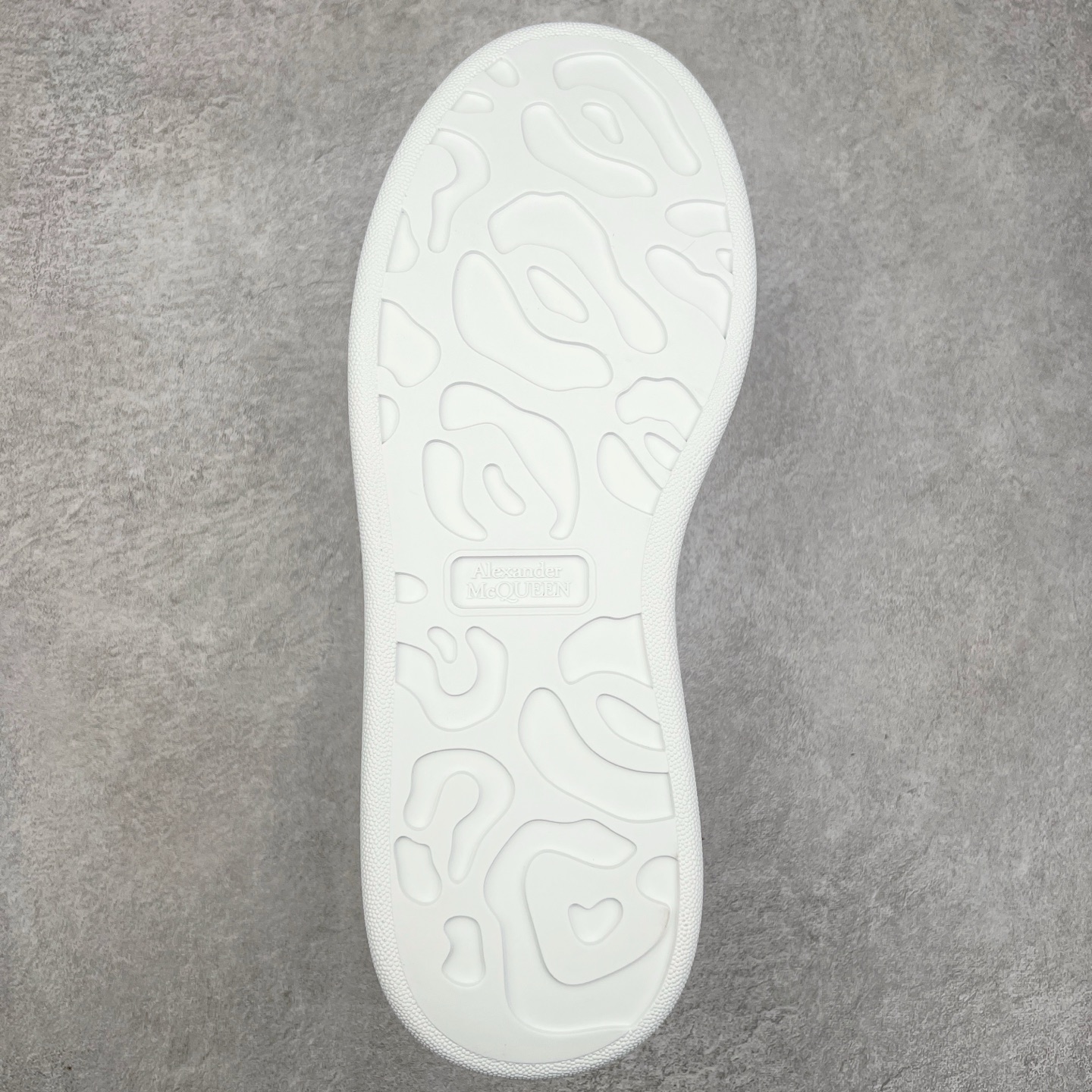 图片[9]-Alexander McQueen 亚历山大麦昆小白鞋 全套专柜包装物及配件(附送快递加固牛皮纸盒)右脚鞋面嵌入核心防伪芯片装置,秒杀市面文案版本 支持NFC原码独立扫描 采用丝绸硬质头层小牛皮鞋面材质 内外超软小羊皮贴脚透气及超软PU脚感乳胶物料鞋 外置原抽真空高密度增高底 白色光滑牛皮革系带运动鞋，圆头设计，鞋跟点缀黑色绒面革细节。搭配宽扁鞋带，鞋舌和后帮饰有 Alexander McQueen 品牌标志。阔型橡胶鞋底。运动鞋另配一副鞋带材料 100% 小牛皮 所有细节与原版一致 尺码：35 36 37 38 39 40 41 42 43 44 45-选品中心